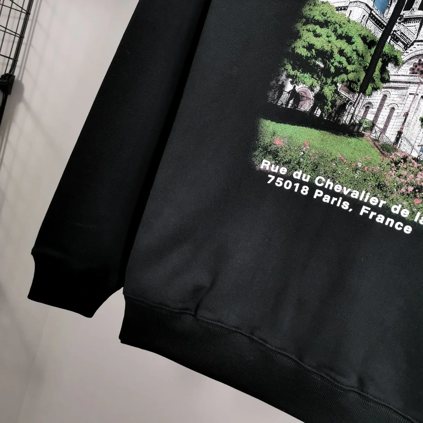 Top tested version BALENCIAGA Balenciaga Sacred Heart Cathedral Garden Notre Dame Castle loose pure cotton men and women couples the same style autumn and winter pure cotton hoodie hooded sweatshirt top quality, each piece has been garment washed. The printing process adopts Kornit Digital 7-color direct printing, which restores the picture quality in high definition. People, trees and buildings are clearly visible and layered. Letter printing details are processed without tooth edges! The cost of front and back printing is enough to buy a box of good cigarettes. Details are as shown in the picture, all products are visually photographed without any modification! The fabric is made of 480g combed cotton terry fabric, which is heavy-weight and has a full drape. The most important thing is that while ensuring the weight, it can also effectively exert its breathable and breathable effect! Exclusive quality shipment Original fabric Self-adhesive coding Counter tag Size: XS-L Color: Black White P: 480