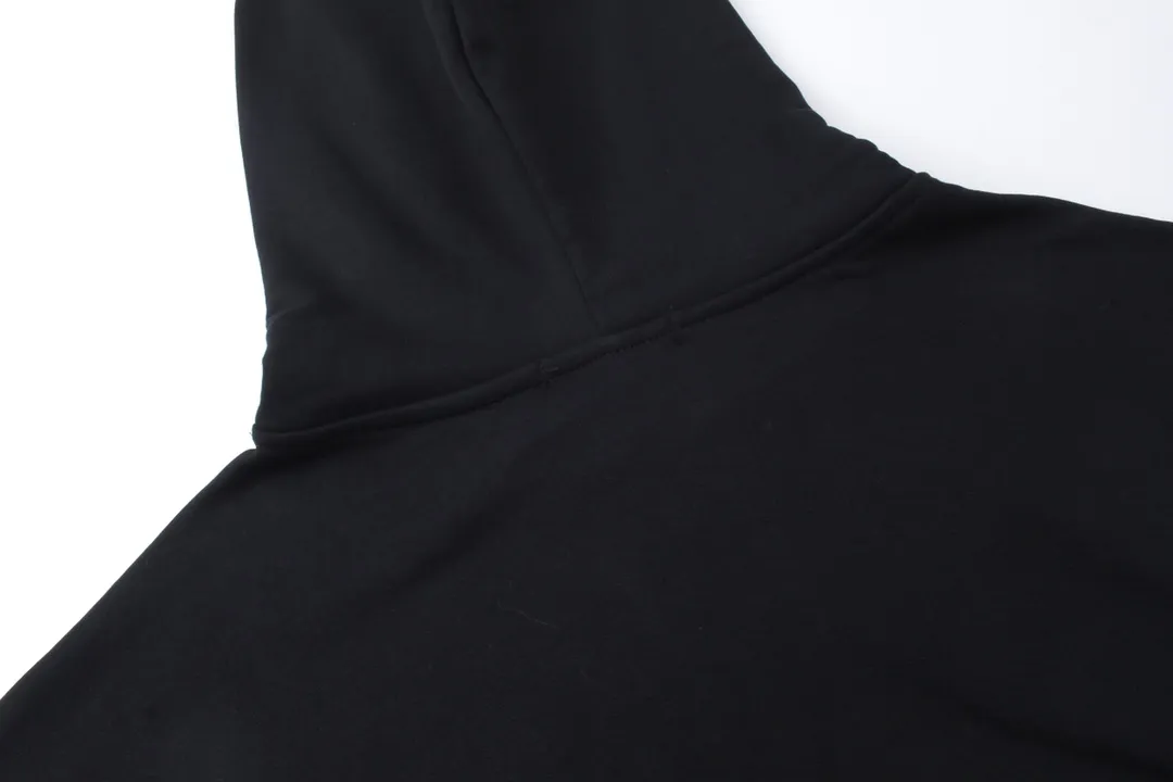 🅿️280 Detailed picture [Top version. Official website quality] BALENCI*GA/Paris. Classic style. Lock letter LOGO long-sleeved hooded sweatshirt. Brick cabinet synchronization.                       The fabric is made of Paris ZP custom-woven and dyed cotton sweatshirt. The weight is 450 grams. The cloth surface is clean. The cloth pattern is clear, soft and comfortable. The threads are dyed with no color difference. The classic pattern is printed with environmentally friendly imported materials, precision printing mesh, the letters are clear, the effect is three-dimensional, and the brick cabinet is restored. The version adopts the OS loose shoulder style. Same style for men and women Coding: BL238053 Color: black, white Size: XS S M L