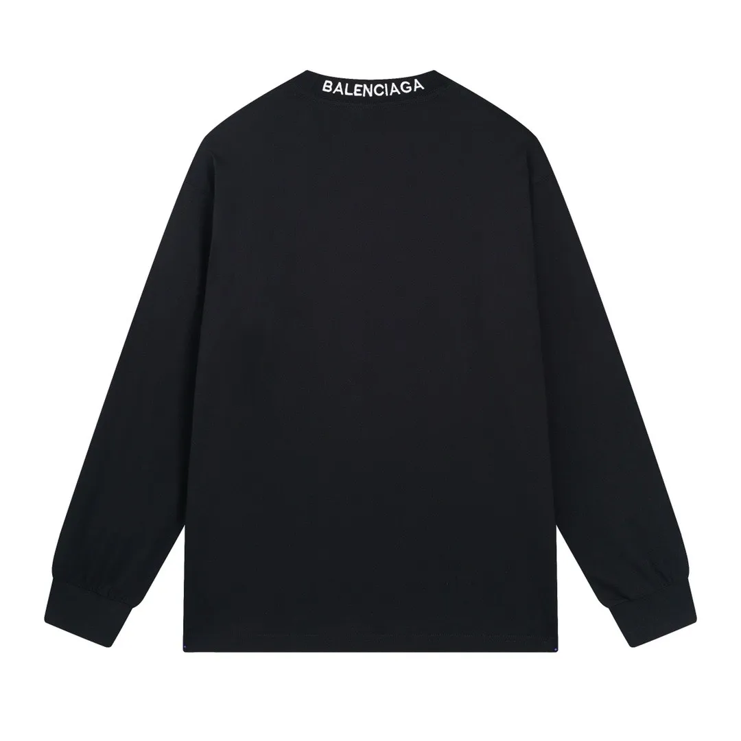 🅿️210 real photos [Top version. Official website quality] BALENCI*GA/Paris BALENCI*GA#520. Limited to the latest model, 520 love. Classic LOGO long-sleeved T-shirt embroidered on the back neck. Brick cabinet synchronization, genuine product development at the first time, welcome to compare. The fabric is made of Paris ZP custom-woven and dyed 100% cotton double-yarn compact cotton. The weight is 260 grams. The cloth surface is clean. The cloth pattern is clear. It is soft and comfortable. It has good color fastness and is not easy to change color. The threads are woven and dyed with no color difference. The printing uses computer direct printing, and the rib embroidery on the back collar has a three-dimensional effect. The version adopts the OS loose shoulder style. Same style for men and women. Code: BL225015 Color: black, off-white Size: XS S M L