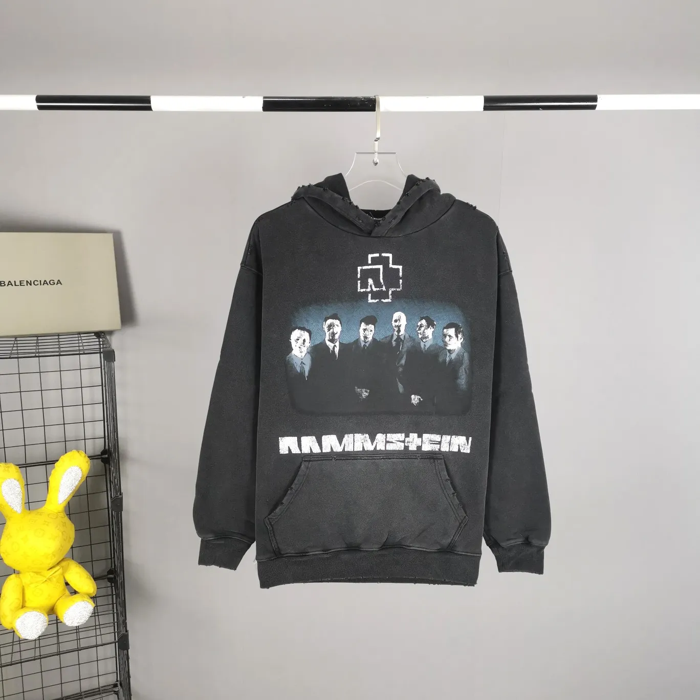 Spring and Autumn top tried and tested version Balenciaga SS21 German Rammstein band exclusive Balenciaga male and female couple star's same style pure cotton hoodie sweatshirt Custom woven and dyed 550 grams of vulcanized black fabric. The weight of the fabric after washing is up to 1kg / imported Tajima embroidery with clear letters / ready-to-wear fried sand technology makes the fabric slightly whitened and the whole body is broken. It is so trendy, contemporary, versatile and stylish! /Printing process: Kornit digital printing direct-injection white color is produced at the same time. There are few such machines and technologies in China! It will definitely not fall off. After being soaked in water at 70 degrees for 40 minutes, it did not fall off even after being rubbed with a hand! / The wash labels on the collar are all limited numbers [1-400 numbers] to ensure that each piece of clothing has a different number and is unique! / It takes a full month and a half from getting the sample to the finished product. You can imagine how difficult it is and our original intention. We never waver and must be authentic. Every piece of clothing is only shown to everyone after passing the inspection!  Quantity available, please take advantage of it! This is not just clothes, it is art and pursuit! In order to show the top tested version, the editor specially added a set of detailed supplementary pictures, all of which are original pictures without processing. OverSize version SIZE: XS-L P:530
