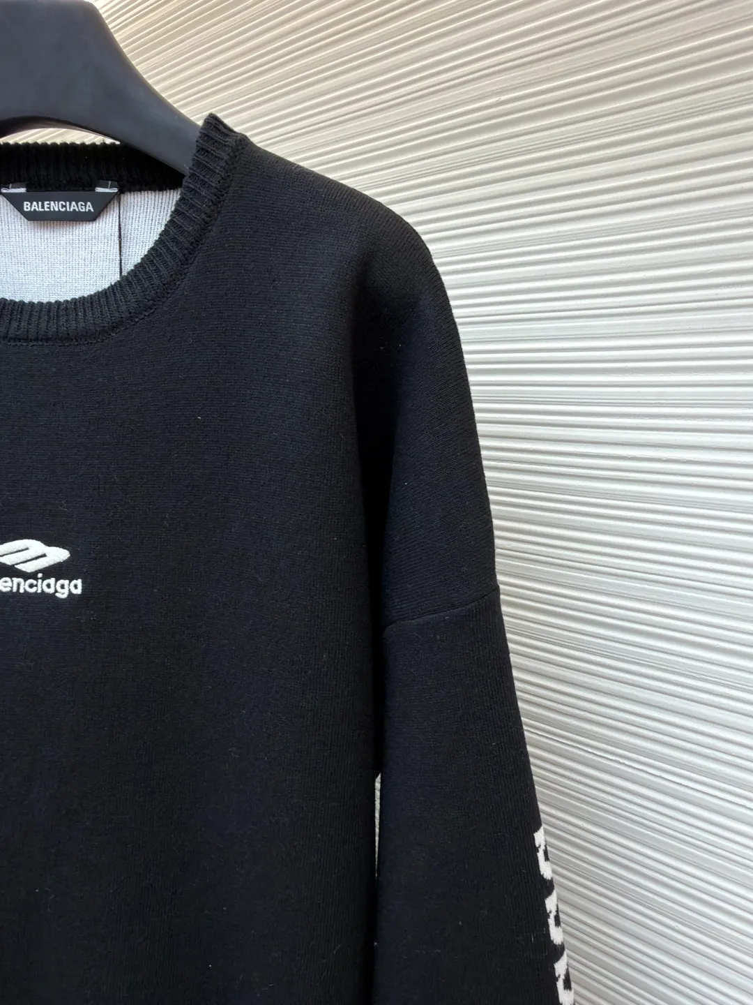 Balenciaga SKI ski series wool knitted sweater ●Original version: purchased and developed by 13306 ●Item number: 1681715-A75 ●Fabric: wool blended fabric ●Technology: knitted production ●Color: black ●Version: Loose version ●Weight: about 860 grams ●Size: XS-S-M ●Description: The main body of the fabric is made of high-quality wool blend. The addition of wool not only provides the iconic soft touch and luxurious luster, but also gives the clothing natural temperature regulation and moisture wicking properties. This means it can effectively lock in body temperature in cold environments, while helping water evaporate to keep skin dry when exercise generates heat. Pure wool may be warm but can be heavy and prone to shrinkage. The blending technology used by Balenciaga must incorporate other natural fibers to optimize the durability, wrinkle resistance and morphological stability of the fabric. The determination of this blending ratio is an exquisite balance between the brand's pursuit of ultimate comfort and meeting the actual needs of skiing. Lycra double-sided bottom technology is used on the hem and the inside of the cuffs of the clothing. This refers to the highly elastic Lycra fiber being woven into a double-layer structure to form a closing edge with strong resilience. Complexity reflected: The core of this craft lies in the "double side". It is not a simple rib, but uses complex double-sided knitting technology to give a smooth and delicate visual effect to both the inside and outside, while forming an "invisible" strong bundle on the inside. The purpose is: Pressure-free comfort: The elasticity provided by Lycra is dynamic, fast enough, and does not restrict body movements, achieving the unity of sports function and comfort. The overall wiring is straight and delicate, the fabric is comfortable and soft, and the color is consistent without color difference. It can be matched with the same style to create a fashionable look and control various occasions. Customized accessories, complete with three standards, same style for men and women!