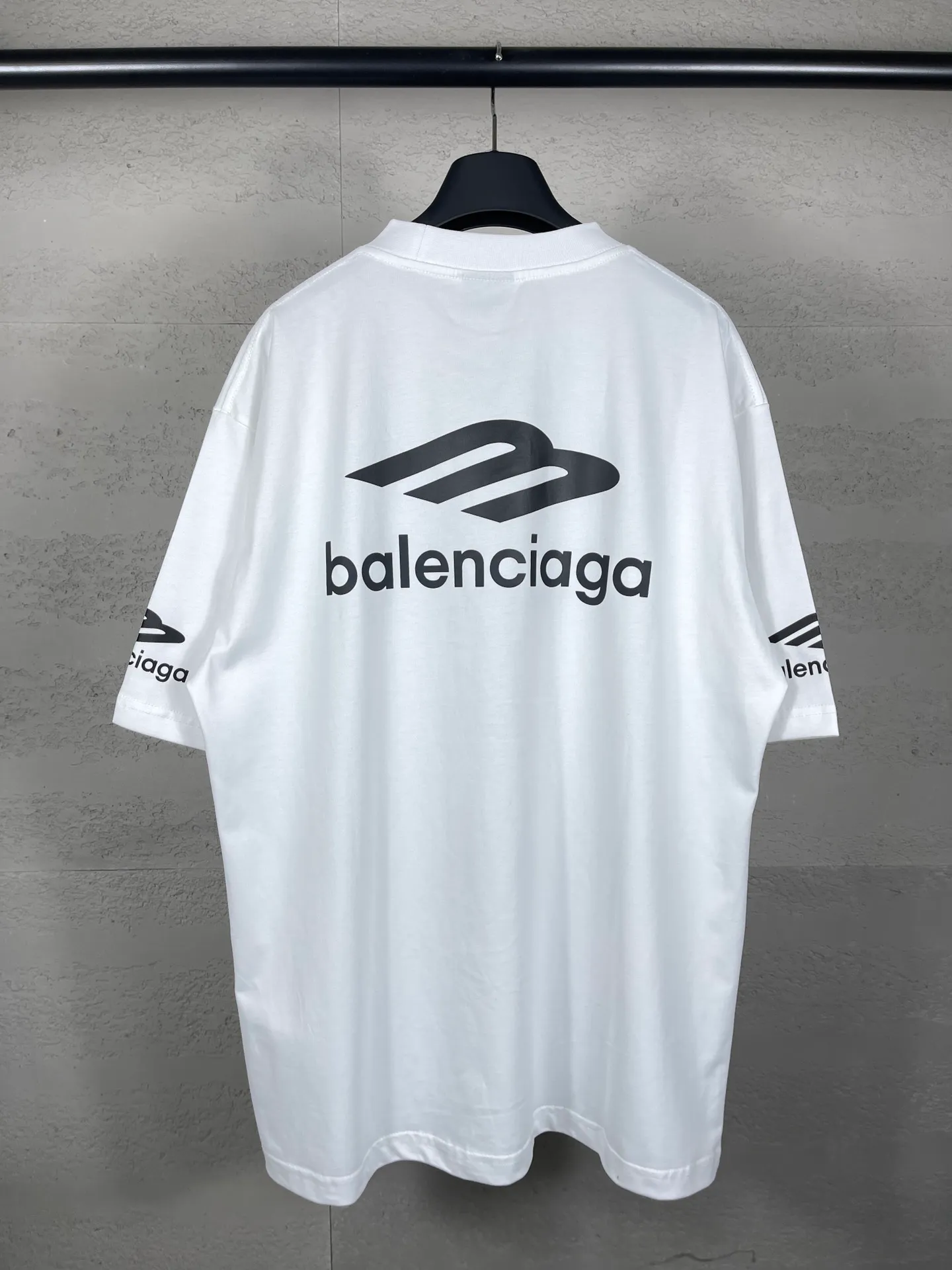 🅿️180 real photos [Top version. Official website quality] BALENCI*GA/Paris BALENCI*GA#2024 latest model, big LOGO icon. Front and back. Left and right printed short-sleeved T-shirts. Brick cabinet synchronization. Genuine products are developed and developed in the first time. Welcome to compare! The fabric is made of Paris ZP custom-woven and dyed 100% cotton double-yarn compact cotton. The weight is 260 grams. The cloth surface is clean. The cloth pattern is clear. It is soft and comfortable. It has good color fastness and is not easy to change color. The threads are woven and dyed with no color difference. The printing uses imported environmentally friendly ♻️ glue, which has a three-dimensional effect and clear lines. There are no rough edges and lines, and the version adopts the OS loose shoulder design. Same style for men and women. Code: BL223317 Color: Dark blue gray. White Size: XS to L