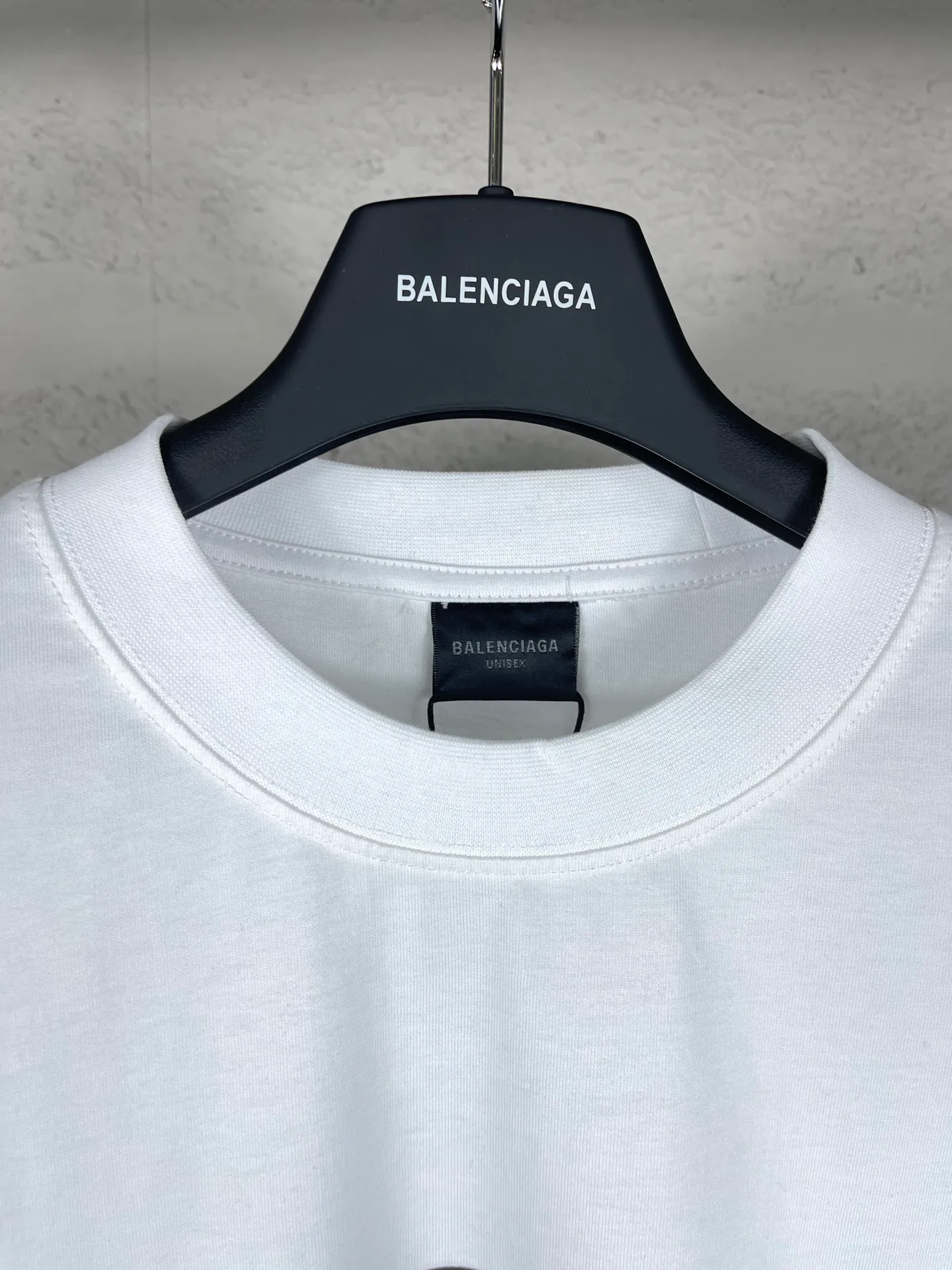 🅿️180 real photos [Top version. Official website quality] BALENCI*GA/Paris BALENCI*GA#2024 latest model, big LOGO icon. Front and back. Left and right printed short-sleeved T-shirts. Brick cabinet synchronization. Genuine products are developed and developed in the first time. Welcome to compare! The fabric is made of Paris ZP custom-woven and dyed 100% cotton double-yarn compact cotton. The weight is 260 grams. The cloth surface is clean. The cloth pattern is clear. It is soft and comfortable. It has good color fastness and is not easy to change color. The threads are woven and dyed with no color difference. The printing uses imported environmentally friendly ♻️ glue, which has a three-dimensional effect and clear lines. There are no rough edges and lines, and the version adopts the OS loose shoulder design. Same style for men and women. Code: BL223317 Color: Dark blue gray. White Size: XS to L