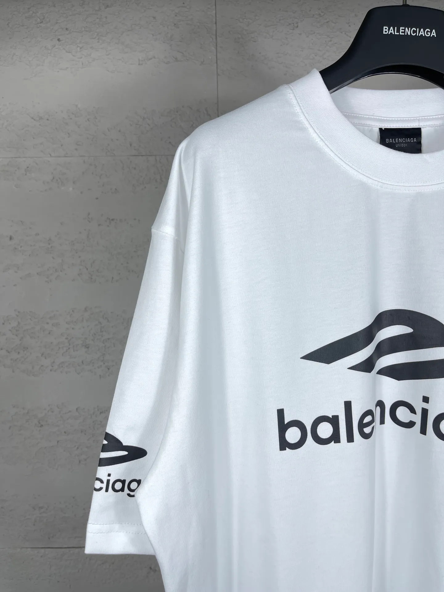 🅿️180 real photos [Top version. Official website quality] BALENCI*GA/Paris BALENCI*GA#2024 latest model, big LOGO icon. Front and back. Left and right printed short-sleeved T-shirts. Brick cabinet synchronization. Genuine products are developed and developed in the first time. Welcome to compare! The fabric is made of Paris ZP custom-woven and dyed 100% cotton double-yarn compact cotton. The weight is 260 grams. The cloth surface is clean. The cloth pattern is clear. It is soft and comfortable. It has good color fastness and is not easy to change color. The threads are woven and dyed with no color difference. The printing uses imported environmentally friendly ♻️ glue, which has a three-dimensional effect and clear lines. There are no rough edges and lines, and the version adopts the OS loose shoulder design. Same style for men and women. Code: BL223317 Color: Dark blue gray. White Size: XS to L