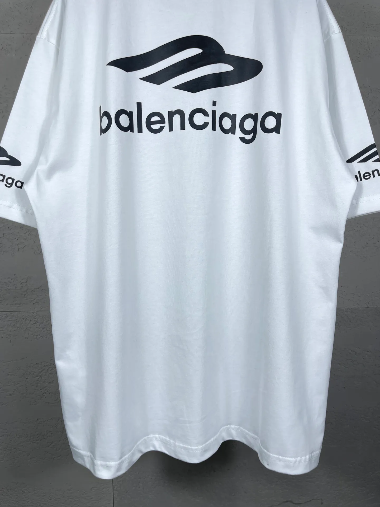 🅿️180 real photos [Top version. Official website quality] BALENCI*GA/Paris BALENCI*GA#2024 latest model, big LOGO icon. Front and back. Left and right printed short-sleeved T-shirts. Brick cabinet synchronization. Genuine products are developed and developed in the first time. Welcome to compare! The fabric is made of Paris ZP custom-woven and dyed 100% cotton double-yarn compact cotton. The weight is 260 grams. The cloth surface is clean. The cloth pattern is clear. It is soft and comfortable. It has good color fastness and is not easy to change color. The threads are woven and dyed with no color difference. The printing uses imported environmentally friendly ♻️ glue, which has a three-dimensional effect and clear lines. There are no rough edges and lines, and the version adopts the OS loose shoulder design. Same style for men and women. Code: BL223317 Color: Dark blue gray. White Size: XS to L