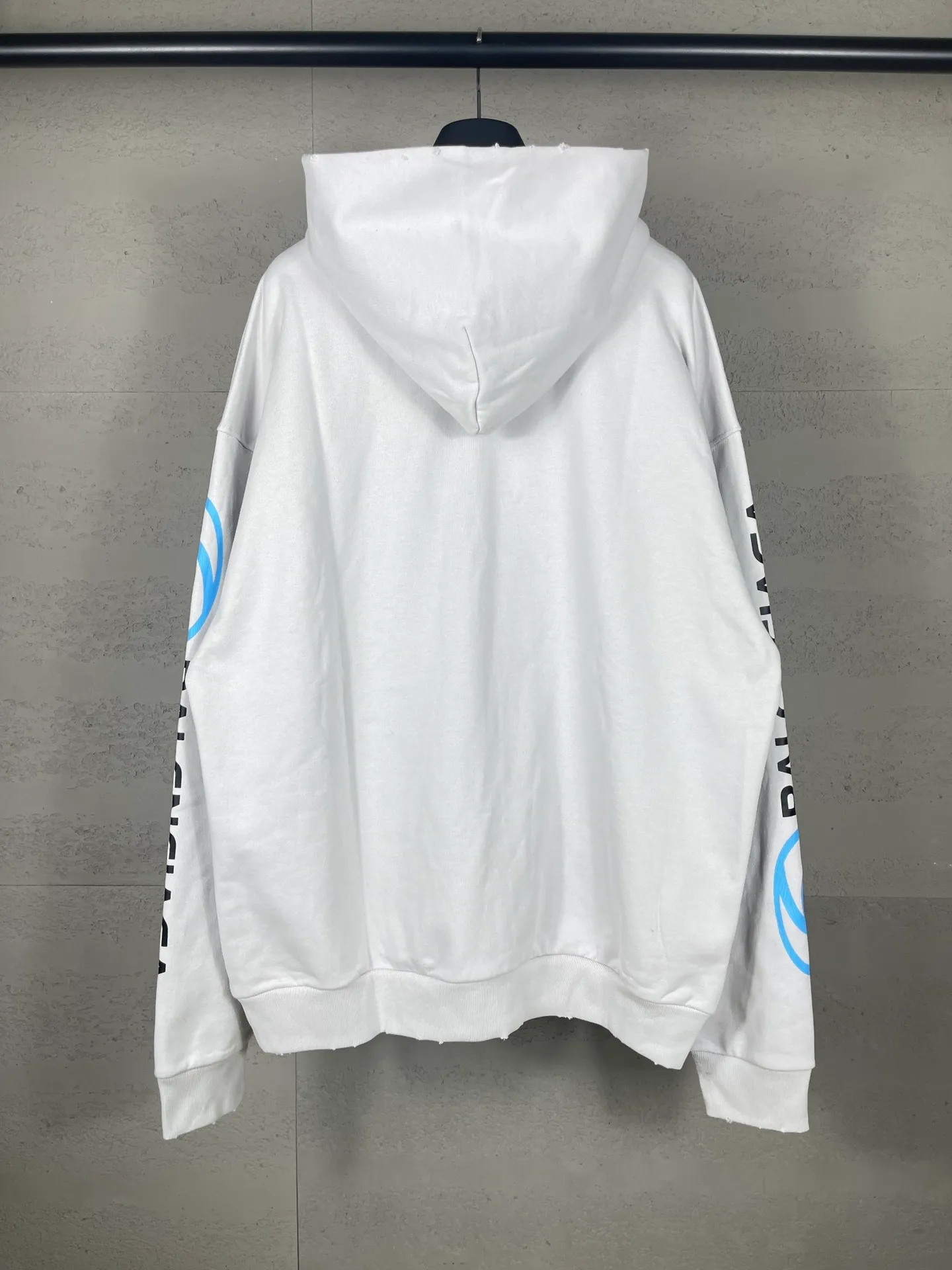 🅿️330 real photos [Top version. Official website quality] BALENCI*GA/Paris. 2024 new style. Paris surf pattern letter printing straight cracks. Ready-to-wear worn and distressed hooded sweatshirt, brick cabinet synchronization. Genuine product developed at the first time, happy to print and compare! The fabric is made of Paris ZP custom-woven and dyed cotton terry sweatshirt. Weighing 460 grams, the cloth surface is clean. The cloth pattern is clear, soft and comfortable. The threads are dyed with no color difference. The classic LOGO is printed using environmentally friendly imported materials with clear pattern letters and a three-dimensional effect. Restored brick cabinet. Ready-made garments are washed, worn and distressed. Different market currency. Welcome to compare. The version adopts OS loose shoulder design. Same style for men and women. Code: BL238931 Color: gray blue, gray white Size: XS S M L