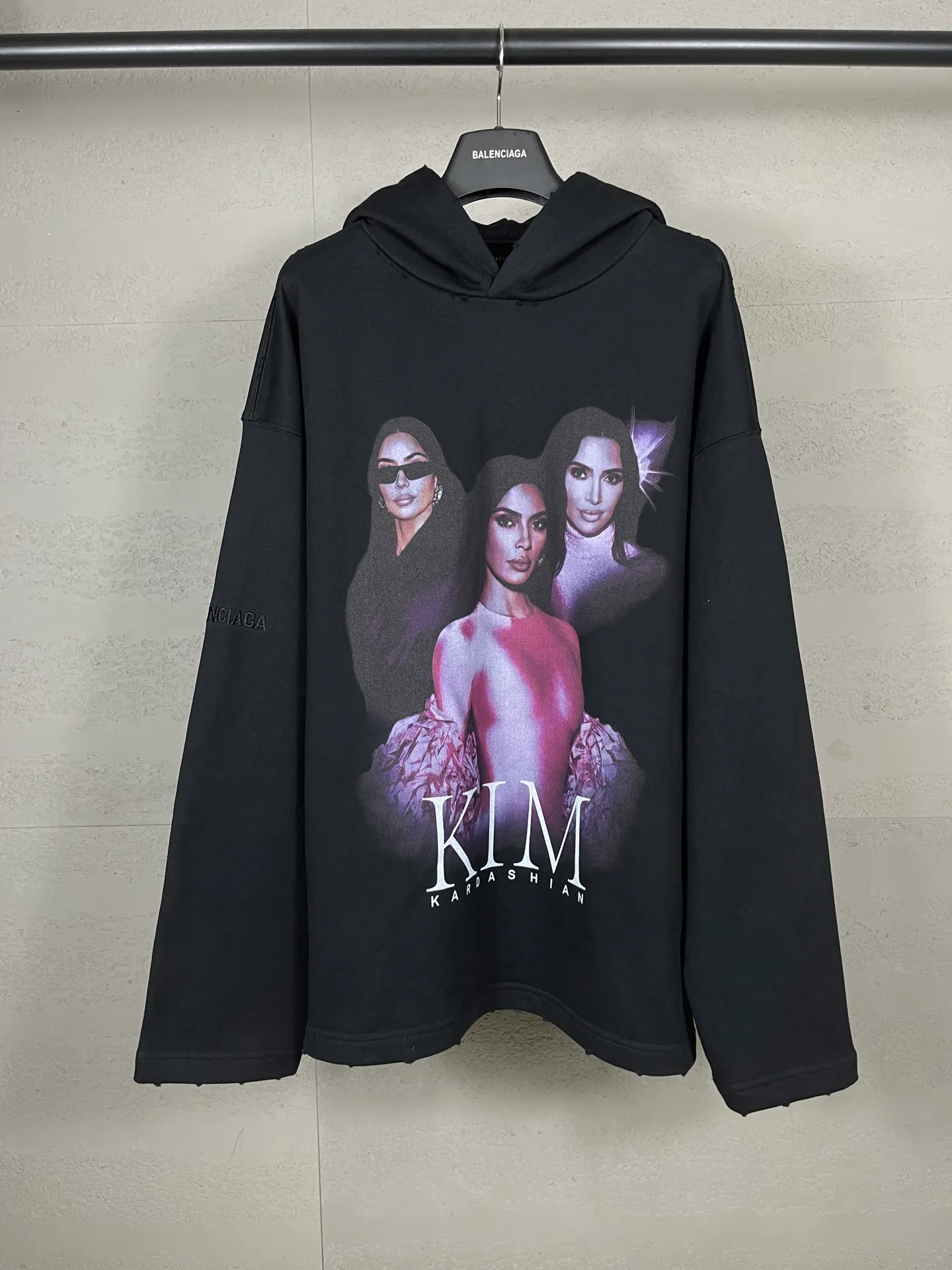 🅿️340 real shots [Top version. Official website quality] BALENCI*GA/25 new model. The front is directly printed with Kardashian's portrait art work, the back is printed with artistic signature, and the right sleeve is embroidered with English frayed distressed hooded sweatshirt, the latest SS25 autumn and winter style. Research and development at the first time, different market currencies. Comparisons welcome. The fabric is made of Paris ZP custom-woven and dyed cotton sweatshirt, with a weight of 460 grams. The cloth surface is clean. The cloth pattern is clear, soft and comfortable. Printing adopts computer direct printing. The garments are washed and worn to make them look old. Jubie market currency. Welcome to compare. The version adopts OS loose shoulder design. Same style for men and women. Code: BL259937 Color: Black Size: XS S M L