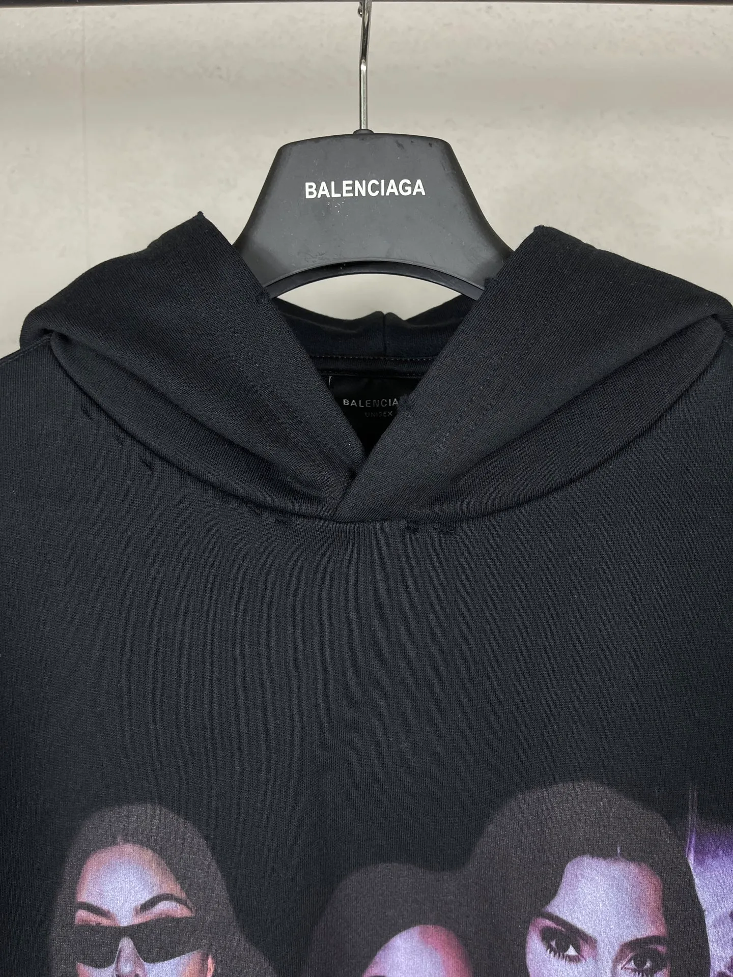 🅿️340 real shots [Top version. Official website quality] BALENCI*GA/25 new model. The front is directly printed with Kardashian's portrait art work, the back is printed with artistic signature, and the right sleeve is embroidered with English frayed distressed hooded sweatshirt, the latest SS25 autumn and winter style. Research and development at the first time, different market currencies. Comparisons welcome. The fabric is made of Paris ZP custom-woven and dyed cotton sweatshirt, with a weight of 460 grams. The cloth surface is clean. The cloth pattern is clear, soft and comfortable. Printing adopts computer direct printing. The garments are washed and worn to make them look old. Jubie market currency. Welcome to compare. The version adopts OS loose shoulder design. Same style for men and women. Code: BL259937 Color: Black Size: XS S M L