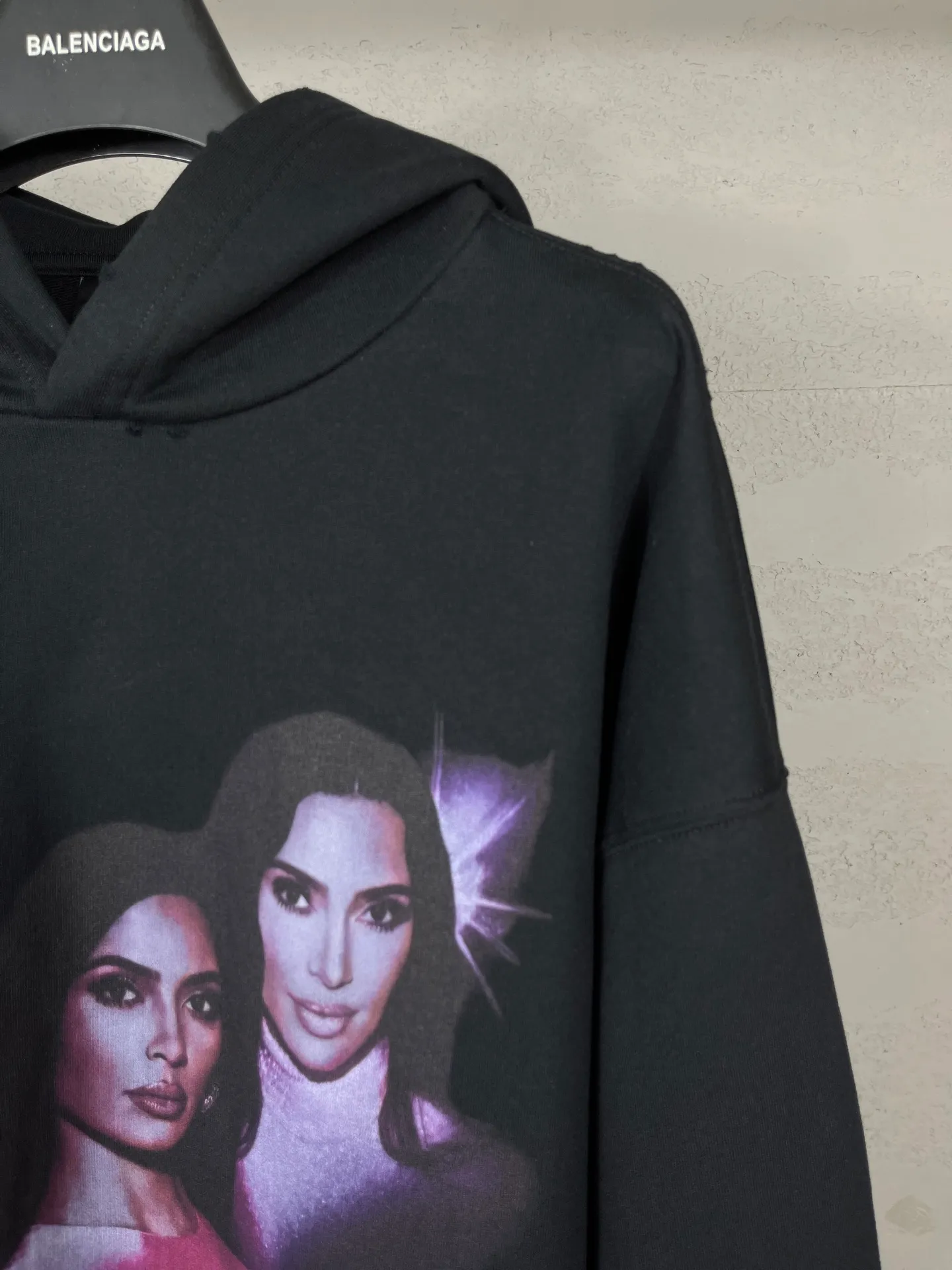 🅿️340 real shots [Top version. Official website quality] BALENCI*GA/25 new model. The front is directly printed with Kardashian's portrait art work, the back is printed with artistic signature, and the right sleeve is embroidered with English frayed distressed hooded sweatshirt, the latest SS25 autumn and winter style. Research and development at the first time, different market currencies. Comparisons welcome. The fabric is made of Paris ZP custom-woven and dyed cotton sweatshirt, with a weight of 460 grams. The cloth surface is clean. The cloth pattern is clear, soft and comfortable. Printing adopts computer direct printing. The garments are washed and worn to make them look old. Jubie market currency. Welcome to compare. The version adopts OS loose shoulder design. Same style for men and women. Code: BL259937 Color: Black Size: XS S M L