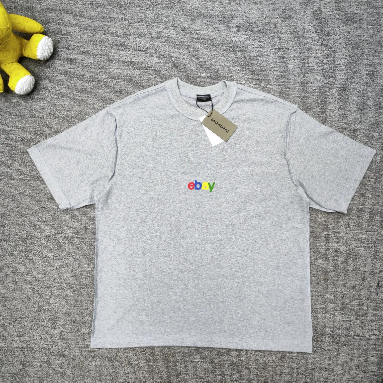 Top tested version BALENCIAGA/Balenciaga 2024 SS latest ebay co-signed embroidered short-sleeved T-shirt ✅No.1 quality in this market Real ceiling quality ✅All original development attention to detail pictures to avoid stolen pictures merchants mix ✅Correct 260g custom-woven and dyed double yarn fabric Soft, breathable and comfortable ✅Imported Tajima embroidery machine 150,000 needle embroidery, full effect, three-dimensional and clear ✅Attention! The letter embroidery on the chest is hand-made and worn. The back of the garment is sewn with the car logo on the back collar. The original version is the same. The details are full and fixed-dyed threads. No color difference. No deformation. Overweight craftsmanship. Different market currencies. Here I will explain why mine is a little more expensive than others. 1. It seems to be a simple printing or embroidery. In fact, it is not simple at all. 10000% imported machine restoration. Not just lip service. Welcome to compare with peers. 2. Each model is produced by the company. The detailed workmanship and fabrics are consistent with the original product. Guaranteed no color difference from the counter. Reproduction is not scary. Whoever fakes it will be embarrassed. It’s not shameful to make a replica, it’s shameful if you can’t buy the correct version if you make a replica. 3. Note that the threaded collars are all original collars of certain countries and regions, with high wrapping. The width of the neckline and cabinets are accurate to the millimeter. Thick necklines are not easy to deform. The collars of high-end products are all restored cabinets. They are different from the big collars in the world. Ordinary garbage short-sleeves are printed with a print. The clavicle of the upper body is exposed. Please be patient. Customers who have bought genuine products or have seen genuine products will come back to place orders again. This is quality. This is quality. 4. Different styles of washed wheat main wheat, including imported wheat, have different colors and codes. Really restore the counter. As we all know, Balenciaga has different English or different colors on the collar labels of each quarter. This distinguishes the fast food products with the same common main wheat washed wheat. 5. Pay attention to the workmanship. The stitching at the neckline has no folds, smooth and natural without overlapping lines, and truly restores this. This is something that many people cannot do. 6. The fabric is made of 260g Paris-specific double yarn. No one can make better fabrics than my family. There's really no way to compare it with the ordinary version on the market. Respect it. It's genuine and costs thousands of dollars. Don't buy street stalls. Quality 7. The workmanship is fully restored. The packaging is fully restored. The cost is huge. 8. I guarantee here that this is the highest quality you can find. Size: XS-S-M-L P:260