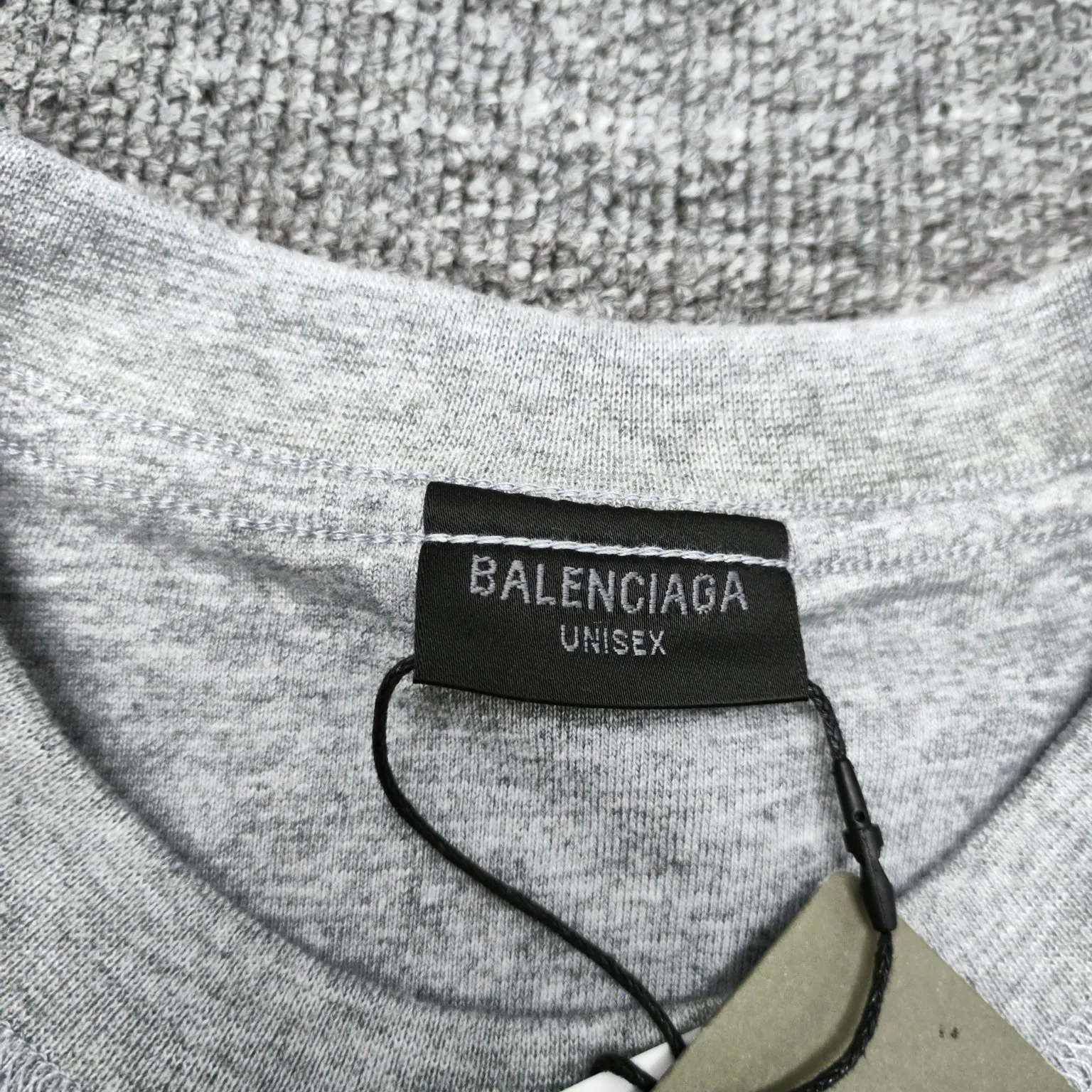 Top tested version BALENCIAGA/Balenciaga 2024 SS latest ebay co-signed embroidered short-sleeved T-shirt ✅No.1 quality in this market Real ceiling quality ✅All original development attention to detail pictures to avoid stolen pictures merchants mix ✅Correct 260g custom-woven and dyed double yarn fabric Soft, breathable and comfortable ✅Imported Tajima embroidery machine 150,000 needle embroidery, full effect, three-dimensional and clear ✅Attention! The letter embroidery on the chest is hand-made and worn. The back of the garment is sewn with the car logo on the back collar. The original version is the same. The details are full and fixed-dyed threads. No color difference. No deformation. Overweight craftsmanship. Different market currencies. Here I will explain why mine is a little more expensive than others. 1. It seems to be a simple printing or embroidery. In fact, it is not simple at all. 10000% imported machine restoration. Not just lip service. Welcome to compare with peers. 2. Each model is produced by the company. The detailed workmanship and fabrics are consistent with the original product. Guaranteed no color difference from the counter. Reproduction is not scary. Whoever fakes it will be embarrassed. It’s not shameful to make a replica, it’s shameful if you can’t buy the correct version if you make a replica. 3. Note that the threaded collars are all original collars of certain countries and regions, with high wrapping. The width of the neckline and cabinets are accurate to the millimeter. Thick necklines are not easy to deform. The collars of high-end products are all restored cabinets. They are different from the big collars in the world. Ordinary garbage short-sleeves are printed with a print. The clavicle of the upper body is exposed. Please be patient. Customers who have bought genuine products or have seen genuine products will come back to place orders again. This is quality. This is quality. 4. Different styles of washed wheat main wheat, including imported wheat, have different colors and codes. Really restore the counter. As we all know, Balenciaga has different English or different colors on the collar labels of each quarter. This distinguishes the fast food products with the same common main wheat washed wheat. 5. Pay attention to the workmanship. The stitching at the neckline has no folds, smooth and natural without overlapping lines, and truly restores this. This is something that many people cannot do. 6. The fabric is made of 260g Paris-specific double yarn. No one can make better fabrics than my family. There's really no way to compare it with the ordinary version on the market. Respect it. It's genuine and costs thousands of dollars. Don't buy street stalls. Quality 7. The workmanship is fully restored. The packaging is fully restored. The cost is huge. 8. I guarantee here that this is the highest quality you can find. Size: XS-S-M-L P:260