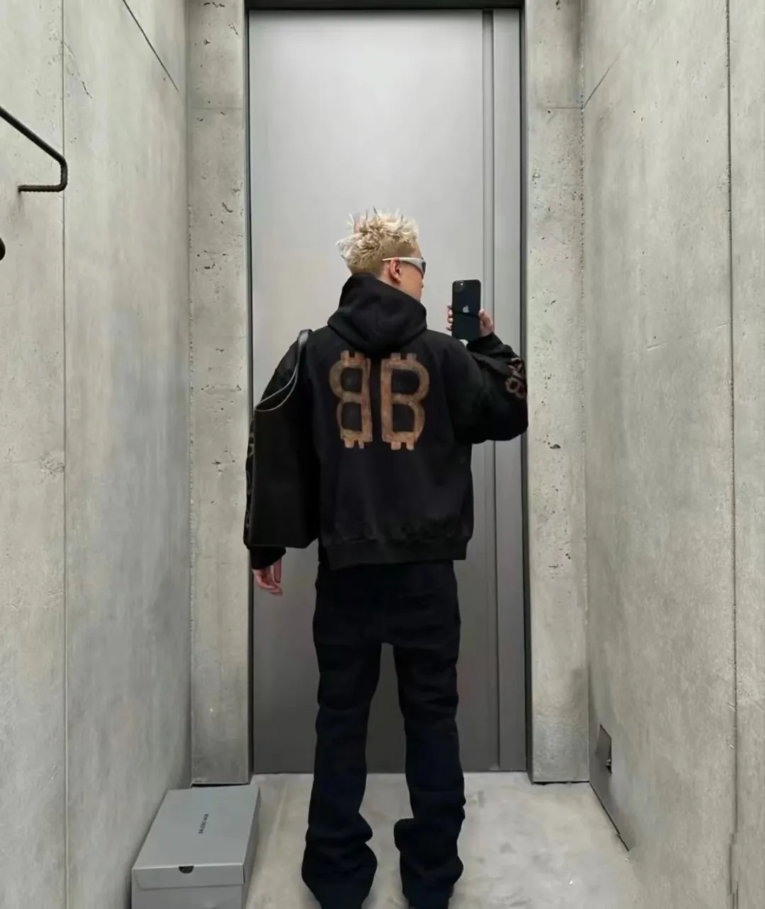 ♻️💯Upper body reference model picture❤️ Top tested version🌟23ss autumn new BALENCIAGA Bitcoin front and rear arms BB printed loose hooded sweatshirt unisex terry hoodie Balenciaga is really cheating this year! Another hot item🔥 Today I really bring you a high-quality and cost-effective sweatshirt, 420g heavyweight pure cotton terry fabric! Ingredients carefully used! The hats are all sewn together in large pieces, which consumes a lot of fabric! The printing on the front, back, left and right uses imported environmentally friendly ♻️ screen printing! Brush it on bit by bit manually! It’s so strong that it won’t be washed off for a long time! Not cracked! Large foreign trade factory with fine workmanship! Every process is strictly subject to strict requirements! The wiring is neat. Excipients are complete with three standards! They are all top-notch customized accessories! This Balenciaga upper body is the king! It has a retro flavor without losing high-end taste! It brings a different visual experience to people. Whether you are a student or working and traveling, or your body proportions are not perfect, it can cover you in a coordinated way. If you like it, hurry up and get one! Looking forward to your driving 💗 Ready stock available in seconds Color: black XS——L P:450