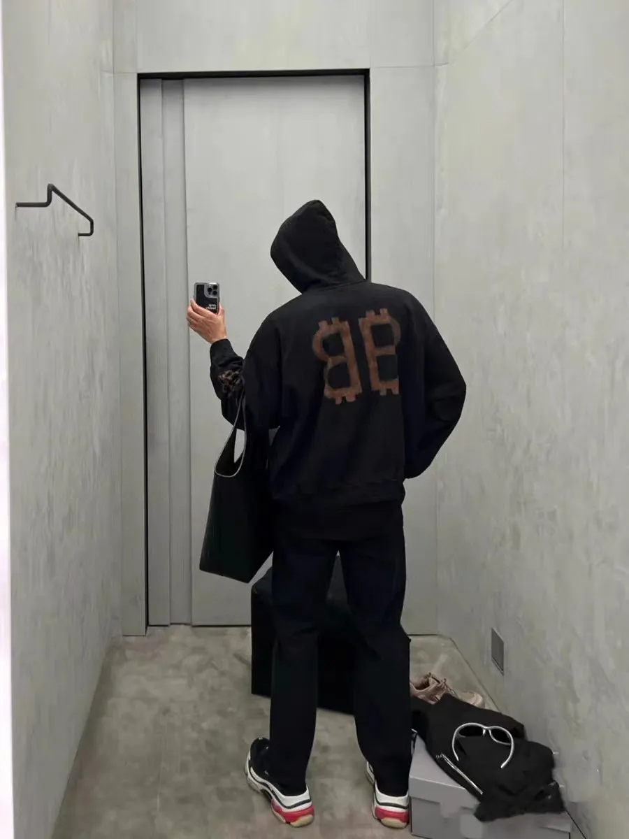 ♻️💯Upper body reference model picture❤️ Top tested version🌟23ss autumn new BALENCIAGA Bitcoin front and rear arms BB printed loose hooded sweatshirt unisex terry hoodie Balenciaga is really cheating this year! Another hot item🔥 Today I really bring you a high-quality and cost-effective sweatshirt, 420g heavyweight pure cotton terry fabric! Ingredients carefully used! The hats are all sewn together in large pieces, which consumes a lot of fabric! The printing on the front, back, left and right uses imported environmentally friendly ♻️ screen printing! Brush it on bit by bit manually! It’s so strong that it won’t be washed off for a long time! Not cracked! Large foreign trade factory with fine workmanship! Every process is strictly subject to strict requirements! The wiring is neat. Excipients are complete with three standards! They are all top-notch customized accessories! This Balenciaga upper body is the king! It has a retro flavor without losing high-end taste! It brings a different visual experience to people. Whether you are a student or working and traveling, or your body proportions are not perfect, it can cover you in a coordinated way. If you like it, hurry up and get one! Looking forward to your driving 💗 Ready stock available in seconds Color: black XS——L P:450