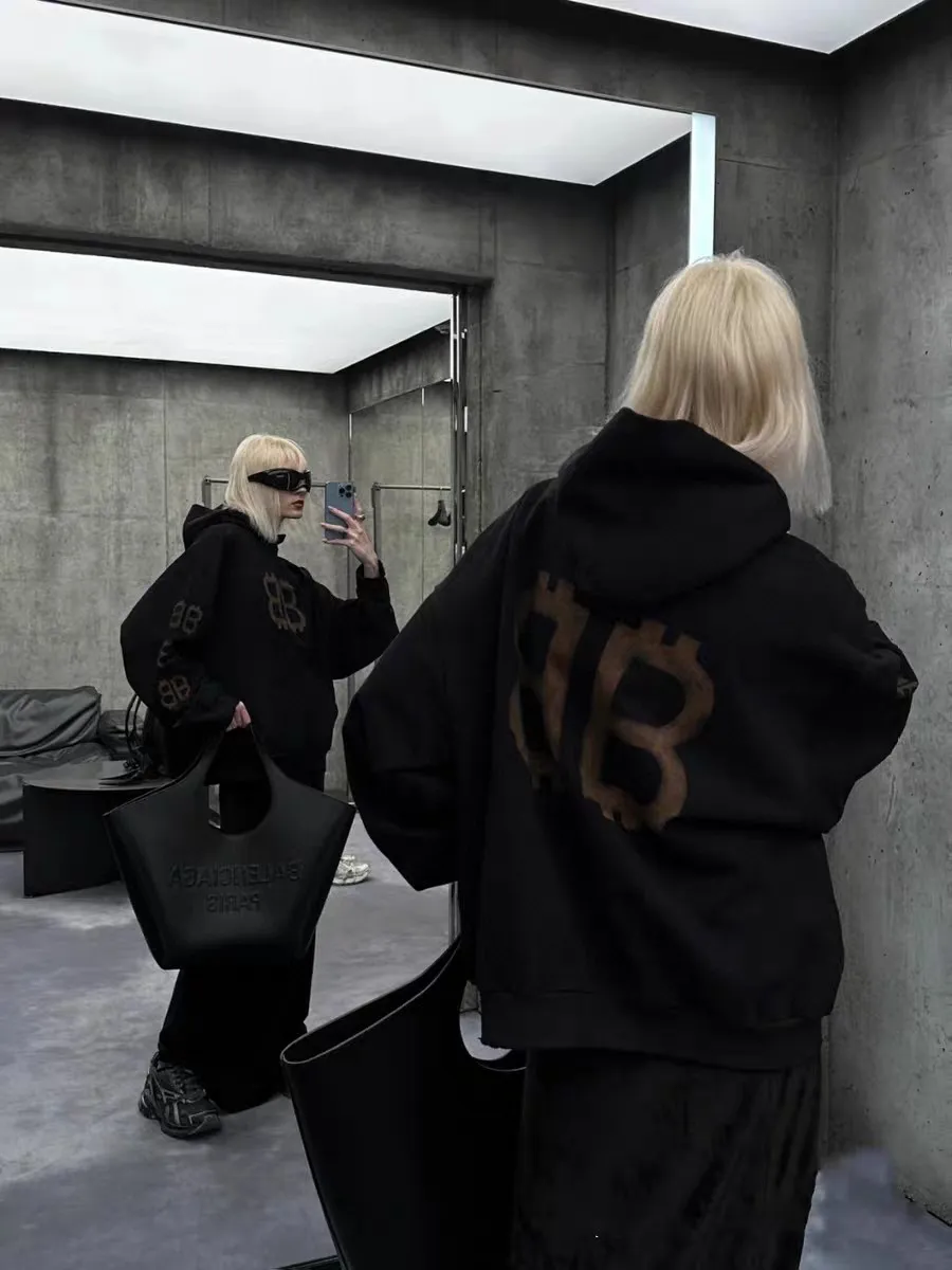 ♻️💯Upper body reference model picture❤️ Top tested version🌟23ss autumn new BALENCIAGA Bitcoin front and rear arms BB printed loose hooded sweatshirt unisex terry hoodie Balenciaga is really cheating this year! Another hot item🔥 Today I really bring you a high-quality and cost-effective sweatshirt, 420g heavyweight pure cotton terry fabric! Ingredients carefully used! The hats are all sewn together in large pieces, which consumes a lot of fabric! The printing on the front, back, left and right uses imported environmentally friendly ♻️ screen printing! Brush it on bit by bit manually! It’s so strong that it won’t be washed off for a long time! Not cracked! Large foreign trade factory with fine workmanship! Every process is strictly subject to strict requirements! The wiring is neat. Excipients are complete with three standards! They are all top-notch customized accessories! This Balenciaga upper body is the king! It has a retro flavor without losing high-end taste! It brings a different visual experience to people. Whether you are a student or working and traveling, or your body proportions are not perfect, it can cover you in a coordinated way. If you like it, hurry up and get one! Looking forward to your driving 💗 Ready stock available in seconds Color: black XS——L P:450