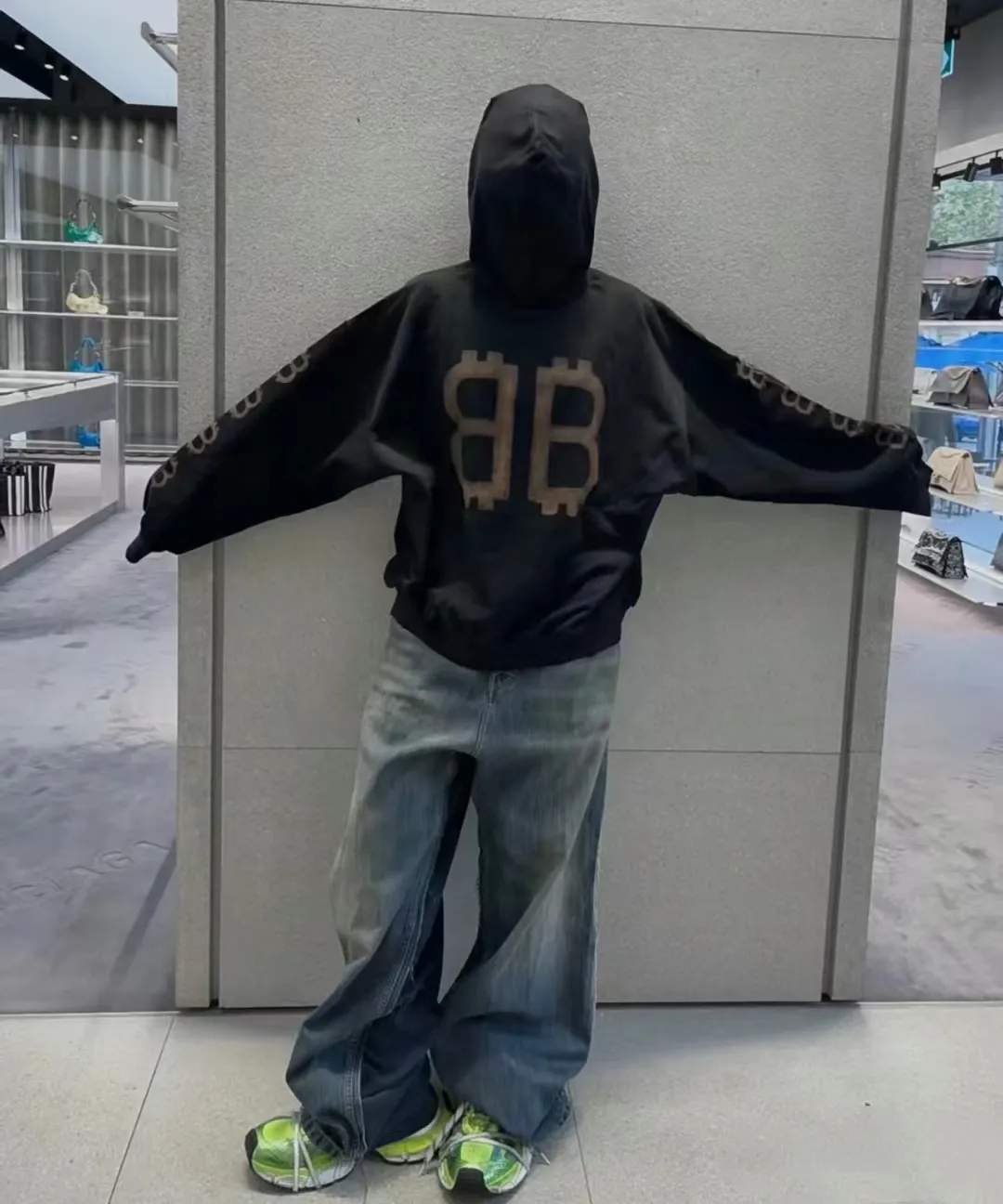 ♻️💯Upper body reference model picture❤️ Top tested version🌟23ss autumn new BALENCIAGA Bitcoin front and rear arms BB printed loose hooded sweatshirt unisex terry hoodie Balenciaga is really cheating this year! Another hot item🔥 Today I really bring you a high-quality and cost-effective sweatshirt, 420g heavyweight pure cotton terry fabric! Ingredients carefully used! The hats are all sewn together in large pieces, which consumes a lot of fabric! The printing on the front, back, left and right uses imported environmentally friendly ♻️ screen printing! Brush it on bit by bit manually! It’s so strong that it won’t be washed off for a long time! Not cracked! Large foreign trade factory with fine workmanship! Every process is strictly subject to strict requirements! The wiring is neat. Excipients are complete with three standards! They are all top-notch customized accessories! This Balenciaga upper body is the king! It has a retro flavor without losing high-end taste! It brings a different visual experience to people. Whether you are a student or working and traveling, or your body proportions are not perfect, it can cover you in a coordinated way. If you like it, hurry up and get one! Looking forward to your driving 💗 Ready stock available in seconds Color: black XS——L P:450