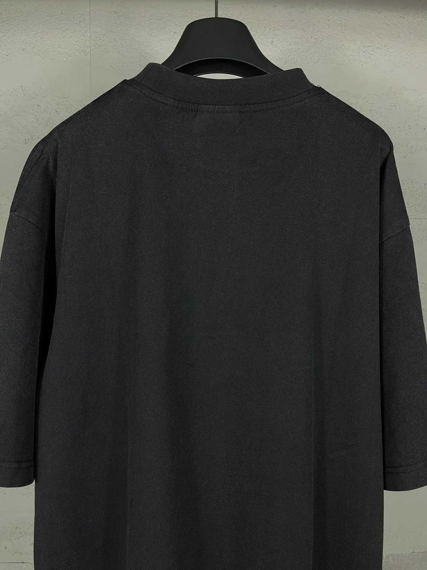 🅿️194 Actual pictures [Top version. Official website quality] BALENCI*GA/Paris.SS25 latest model Georgian Tbilisi white ink direct-jet printing washed and worn short-sleeved T-shirt. Ready-made clothes washed and worn. Brick cabinets are synchronized. Genuine products are developed at the first time. The fabric is made of Paris ZP custom-woven and dyed cotton double yarn. Weighing 260 grams, the cloth surface is clean. The cloth pattern is clear, soft and comfortable. The threads are dyed with no color difference. The printing adopts computer direct printing, and the effect is three-dimensional. The version adopts OS loose shoulder design. Same style for men and women. Code: BL223618 Color: washed black Size: XS S M L