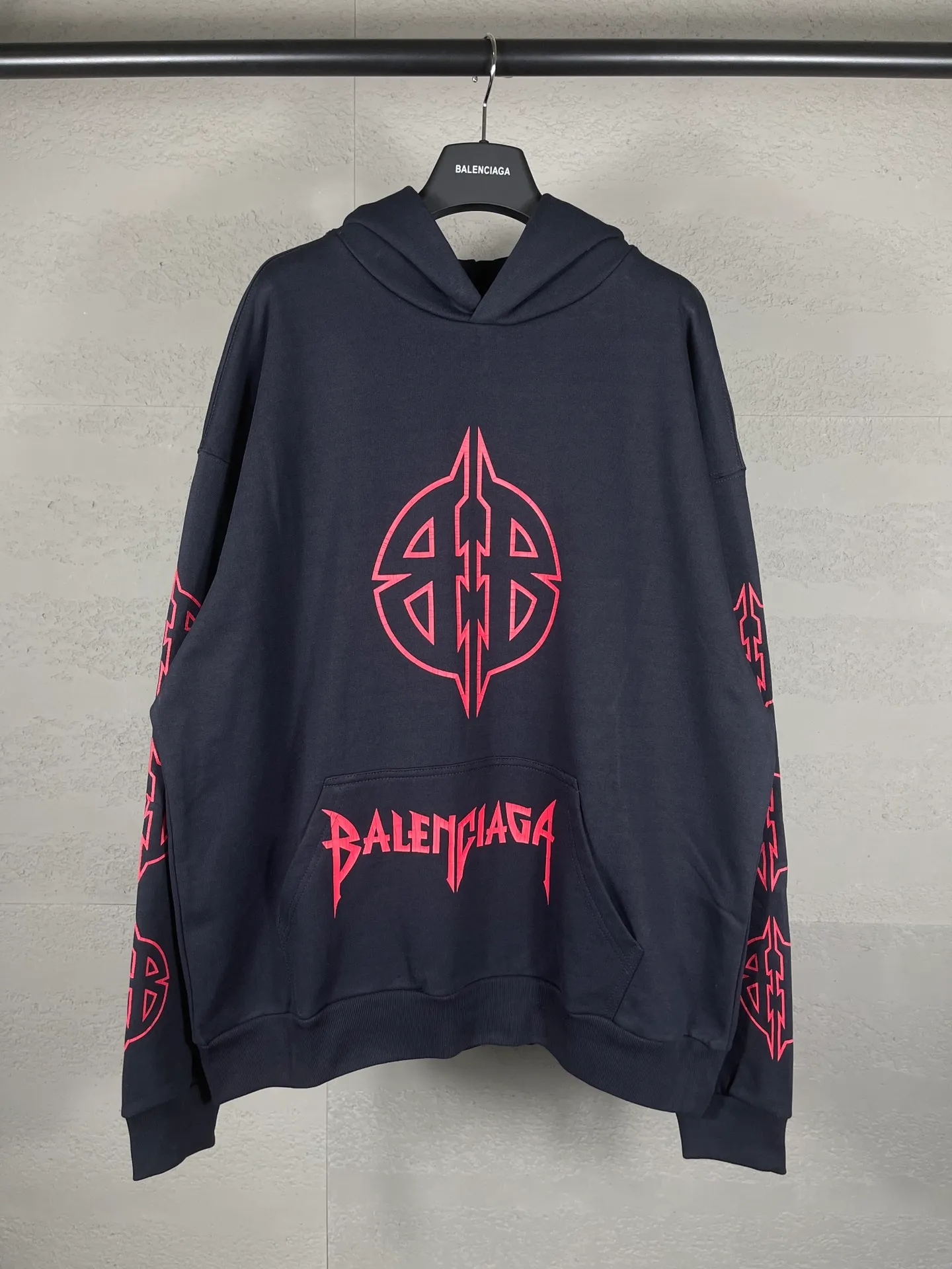 🅿️310 Real photos [Top version. Official website quality] BALENCI*GA/Paris. 2024 new style. Classic LOGO split print hooded sweatshirt. Brick cabinets are synchronized. Genuine products are developed at the first time, and you can print and compare! The fabric is made of Paris ZP custom-woven and dyed 100% cotton double-yarn compact cotton. The weight is 450 grams. The cloth surface is clean. The cloth pattern is clear, soft and comfortable. The threads are dyed with no color difference. The classic printing is made of environmentally friendly imported materials, and the letters are cracked and printed. The letters are clear and the effect is three-dimensional. Restored brick cabinet. Ready-made clothes are washed and distressed, different market currency, welcome to compare, the version adopts OS loose shoulder version. Same style for men and women Coding: BL238077 Color: Dark blue gray Size: XS S M L