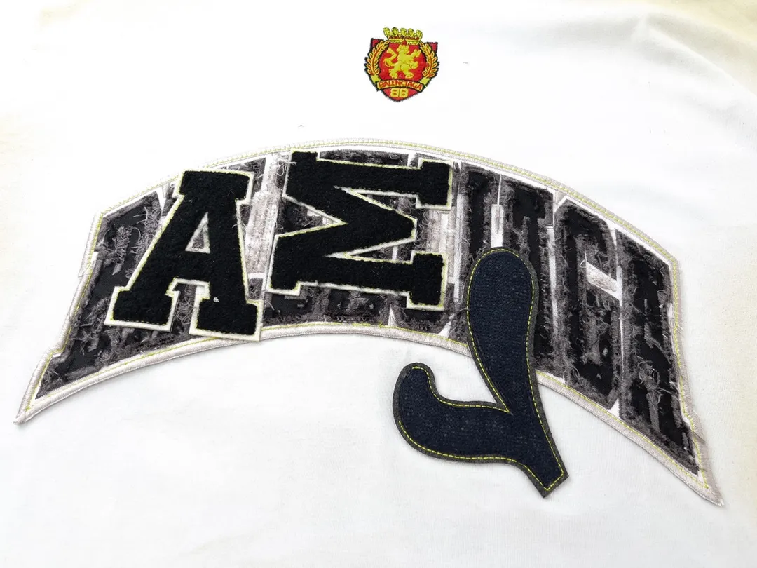 🅿️280 real photos [Top version. Official website quality] BALENCI*GA/Paris co-branded Manchester United. 23 latest models. Washed. Distressed. Worn. Inkjet painting. Short-sleeved T-shirt #Embroidered badge heavily tattered. Top-notch version. Welcome to compare. The fabric is made of Paris ZP custom-woven and dyed cotton double yarn. Weighing 260 grams, the cloth surface is clean. The cloth pattern is clear, soft and comfortable. The threads are dyed with no color difference. The front pattern embroidery is made with imported machine embroidery. The color of the chapter mark is the same. The embroidery and border are embroidered. The chapter mark is worn and distressed to match the brick cabinet. Ready-made clothes are washed and distressed. Painted with graffiti. The entire piece of clothing is restored with overweight craftsmanship. Jubie market produces pictures based on pictures. Welcome to compare. The version adopts OS loose shoulder design. Same style for men and women. Code: BL223102 Color: black, beige. Size: XS to L
