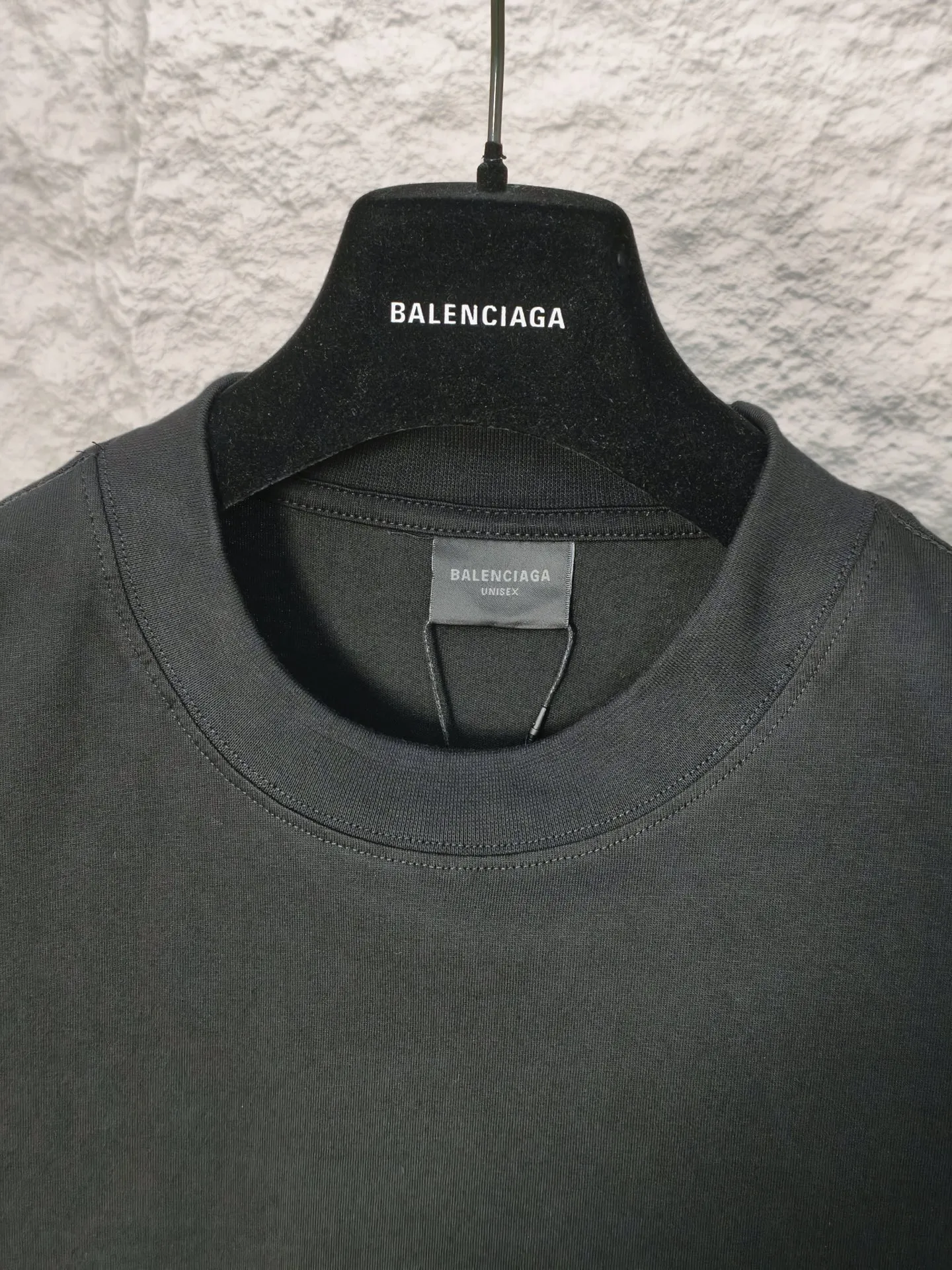 🅿️180 9209# Actual pictures Top version [[BALENCIA*GA] Official website quality Paris new classic letter LOGO embroidered short-sleeved T-shirt OS version Loose dropped shoulders Unisex style Fabric: 260g 100% cotton double yarn Craftsmanship: Embroidery on the front and back panels, left and right sleeves Garment washing Shape solid color Color: black fog blue Size: XS S M L