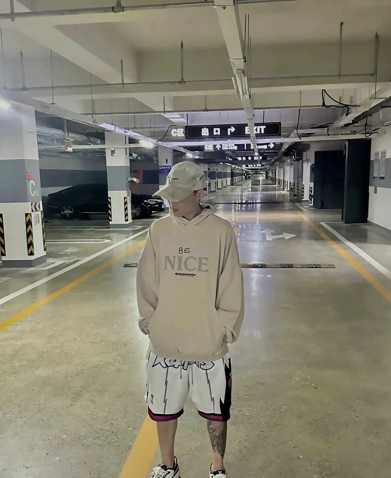♻️💯Reference model picture for the upper body❤️The top tested version weighs 520 grams 23FW Balenciaga BALENCIAGA NICE letters are aged and washed, loose and heavy, breaking the same style of pure cotton hooded hoodie sweatshirt for male and female couples stars. It will definitely attract attention when going out with couples style! Fashionable, relaxed and stylish, the atmosphere is instantly full! NICE printed letters have a very good meaning! The whole body adopts multiple destruction techniques, and it will definitely follow the pattern! Live broadcast artifact! The correct version has custom-woven embroidered auxiliary labels on the cuffs, which are double-sided. BALENCIAGA LOGO shows high-end temperament! Made of heavyweight 520g pure cotton fabric, 100% identical to the original! Custom woven and dyed, soft and comfortable, delicate and waxy to the touch, very comfortable on the upper body! The simple and fashionable round neck design is simple and extraordinary, and it is very eye-catching. The stitching is very smooth and delicate, with a certain degree of looseness. It is strong, stylish, washable, durable and will not deform easily after long-term wear!  Size: XS-L Color: Dark Blue Apricot P:390