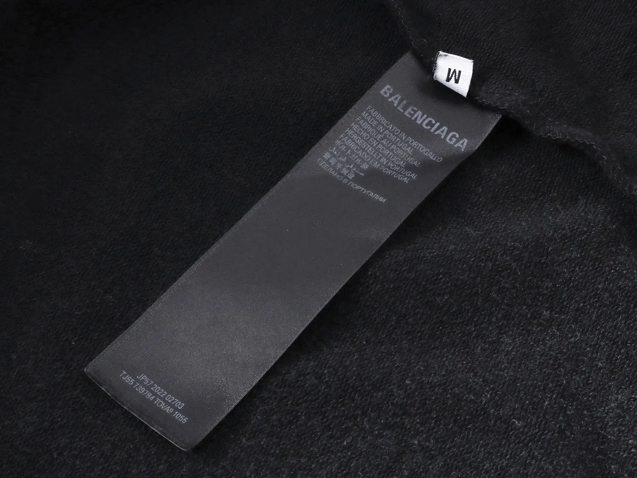 🅿️372 Actual pictures [Top version. Official website quality] BALENCI*GA/Paris BALENCI*GA#25 new model, 3M classic LOGO printed on the chest, washed and worn hooded sweatshirt. Brick cabinet sync. Wash water super heavy process. Welcome to compare. The fabric is made of Paris ZP custom-woven and dyed cotton terry sweatshirt. The weight is 460 grams. The cloth surface is clean. The cloth pattern is clear. It is soft and comfortable. It has good color fastness and is not easy to change color. The threads are woven and dyed with no color difference. The printing uses imported environmentally friendly materials and the letters are three-dimensional. Comparisons welcome. Restore brick cabinet. The version adopts OS loose shoulder style. Same style for men and women. Code: BL258961 Color: Washed black, washed blue Size: XS S M L