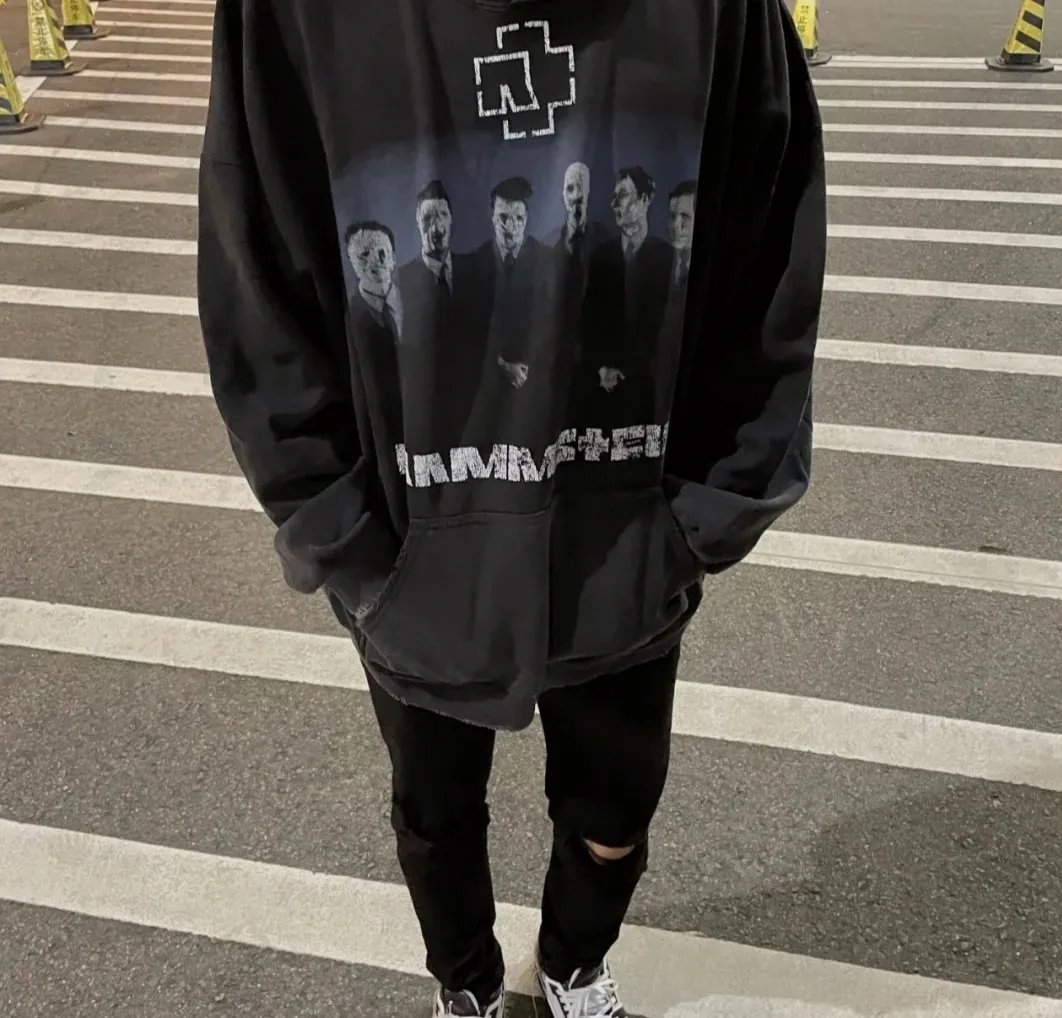 ♻️💯Upper body reference model picture❤️Latest top version of BALENCIAGA/Balenciaga 2024 SS Rammstein band co-branded hooded sweatshirt ✅No.1 quality in this market Real ceiling quality ✅All original development drawings pay attention to details to avoid mixed use of stolen pictures ✅Correct 450g custom-woven and dyed 100% cotton double yarn compact cotton fabric ✅Imported Conley direct-injection printing color ZP consistent ✅Letter cracking process, clear, firm and no hand feel ✅Ready-made garments are washed and distressed, super heavy craftsmanship, good color fastness, consistent ZP. Here is an explanation of why I am a little more expensive than others, 1. It seems to be a simple printing or embroidery, but it is not simple at all. 10000% imported machine restoration is not just a lip service. You are welcome to compare with peers. 2. Each model is produced by the company. The details of the workmanship and fabrics are consistent with the original ones. There is no color difference between the ones at the counters. Guaranteed to be no color difference. Replicas are not terrible. Who is fake is embarrassed. It’s not shameful to make a replica, it’s shameful if you can’t buy the correct version if you make a replica.  3. Note that the threaded collars are all original collars of certain countries and regions, with high wrapping. The width of the neckline and cabinets are accurate to the millimeter. Thick necklines are not easy to deform. The collars of high-end products are all restored cabinets. They are different from the big collars in the world. Ordinary garbage short-sleeves are printed with a print. The clavicle of the upper body is exposed. Please be patient. Customers who have bought genuine products or have seen genuine products will come back to place orders again. This is quality. This is quality. 4. Different styles of washed wheat main wheat, including imported wheat, have different colors and codes. Really restore the counter. As we all know, Balenciaga's collar labels in each quarter have different English or different colors. This distinguishes fast food from the world's same-colored main wheat washed wheat. 5. Pay attention to the workmanship. The stitching at the neckline has no folds, smooth and natural without overlapping lines, and truly restores this. This is something that many people cannot do. 6. The fabric is made of 450g Paris-specific double yarn. No one can make better fabrics than my family. There's really no way to compare it with the ordinary version on the market. Respect it. It's genuine and costs thousands of dollars anyway. Don't go wrong with the quality of street stall products. 7. The workmanship is fully restored and the packaging is fully restored. The cost is huge. 8. I guarantee here that this is the highest quality you can find. P: 490 Size: XS-S-M-L (The correct version is very large)