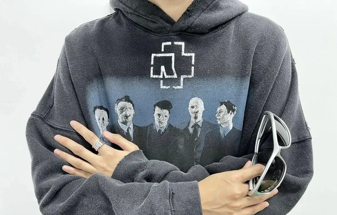 ♻️💯Upper body reference model picture❤️Latest top version of BALENCIAGA/Balenciaga 2024 SS Rammstein band co-branded hooded sweatshirt ✅No.1 quality in this market Real ceiling quality ✅All original development drawings pay attention to details to avoid mixed use of stolen pictures ✅Correct 450g custom-woven and dyed 100% cotton double yarn compact cotton fabric ✅Imported Conley direct-injection printing color ZP consistent ✅Letter cracking process, clear, firm and no hand feel ✅Ready-made garments are washed and distressed, super heavy craftsmanship, good color fastness, consistent ZP. Here is an explanation of why I am a little more expensive than others, 1. It seems to be a simple printing or embroidery, but it is not simple at all. 10000% imported machine restoration is not just a lip service. You are welcome to compare with peers. 2. Each model is produced by the company. The details of the workmanship and fabrics are consistent with the original ones. There is no color difference between the ones at the counters. Guaranteed to be no color difference. Replicas are not terrible. Who is fake is embarrassed. It’s not shameful to make a replica, it’s shameful if you can’t buy the correct version if you make a replica.  3. Note that the threaded collars are all original collars of certain countries and regions, with high wrapping. The width of the neckline and cabinets are accurate to the millimeter. Thick necklines are not easy to deform. The collars of high-end products are all restored cabinets. They are different from the big collars in the world. Ordinary garbage short-sleeves are printed with a print. The clavicle of the upper body is exposed. Please be patient. Customers who have bought genuine products or have seen genuine products will come back to place orders again. This is quality. This is quality. 4. Different styles of washed wheat main wheat, including imported wheat, have different colors and codes. Really restore the counter. As we all know, Balenciaga's collar labels in each quarter have different English or different colors. This distinguishes fast food from the world's same-colored main wheat washed wheat. 5. Pay attention to the workmanship. The stitching at the neckline has no folds, smooth and natural without overlapping lines, and truly restores this. This is something that many people cannot do. 6. The fabric is made of 450g Paris-specific double yarn. No one can make better fabrics than my family. There's really no way to compare it with the ordinary version on the market. Respect it. It's genuine and costs thousands of dollars anyway. Don't go wrong with the quality of street stall products. 7. The workmanship is fully restored and the packaging is fully restored. The cost is huge. 8. I guarantee here that this is the highest quality you can find. P: 490 Size: XS-S-M-L (The correct version is very large)
