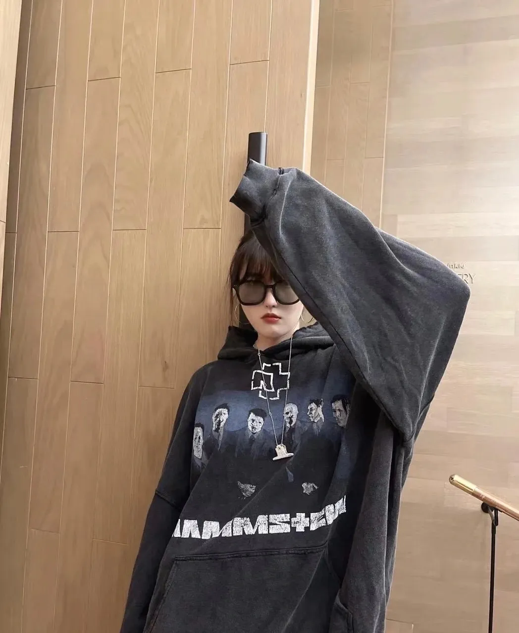♻️💯Upper body reference model picture❤️Latest top version of BALENCIAGA/Balenciaga 2024 SS Rammstein band co-branded hooded sweatshirt ✅No.1 quality in this market Real ceiling quality ✅All original development drawings pay attention to details to avoid mixed use of stolen pictures ✅Correct 450g custom-woven and dyed 100% cotton double yarn compact cotton fabric ✅Imported Conley direct-injection printing color ZP consistent ✅Letter cracking process, clear, firm and no hand feel ✅Ready-made garments are washed and distressed, super heavy craftsmanship, good color fastness, consistent ZP. Here is an explanation of why I am a little more expensive than others, 1. It seems to be a simple printing or embroidery, but it is not simple at all. 10000% imported machine restoration is not just a lip service. You are welcome to compare with peers. 2. Each model is produced by the company. The details of the workmanship and fabrics are consistent with the original ones. There is no color difference between the ones at the counters. Guaranteed to be no color difference. Replicas are not terrible. Who is fake is embarrassed. It’s not shameful to make a replica, it’s shameful if you can’t buy the correct version if you make a replica.  3. Note that the threaded collars are all original collars of certain countries and regions, with high wrapping. The width of the neckline and cabinets are accurate to the millimeter. Thick necklines are not easy to deform. The collars of high-end products are all restored cabinets. They are different from the big collars in the world. Ordinary garbage short-sleeves are printed with a print. The clavicle of the upper body is exposed. Please be patient. Customers who have bought genuine products or have seen genuine products will come back to place orders again. This is quality. This is quality. 4. Different styles of washed wheat main wheat, including imported wheat, have different colors and codes. Really restore the counter. As we all know, Balenciaga's collar labels in each quarter have different English or different colors. This distinguishes fast food from the world's same-colored main wheat washed wheat. 5. Pay attention to the workmanship. The stitching at the neckline has no folds, smooth and natural without overlapping lines, and truly restores this. This is something that many people cannot do. 6. The fabric is made of 450g Paris-specific double yarn. No one can make better fabrics than my family. There's really no way to compare it with the ordinary version on the market. Respect it. It's genuine and costs thousands of dollars anyway. Don't go wrong with the quality of street stall products. 7. The workmanship is fully restored and the packaging is fully restored. The cost is huge. 8. I guarantee here that this is the highest quality you can find. P: 490 Size: XS-S-M-L (The correct version is very large)