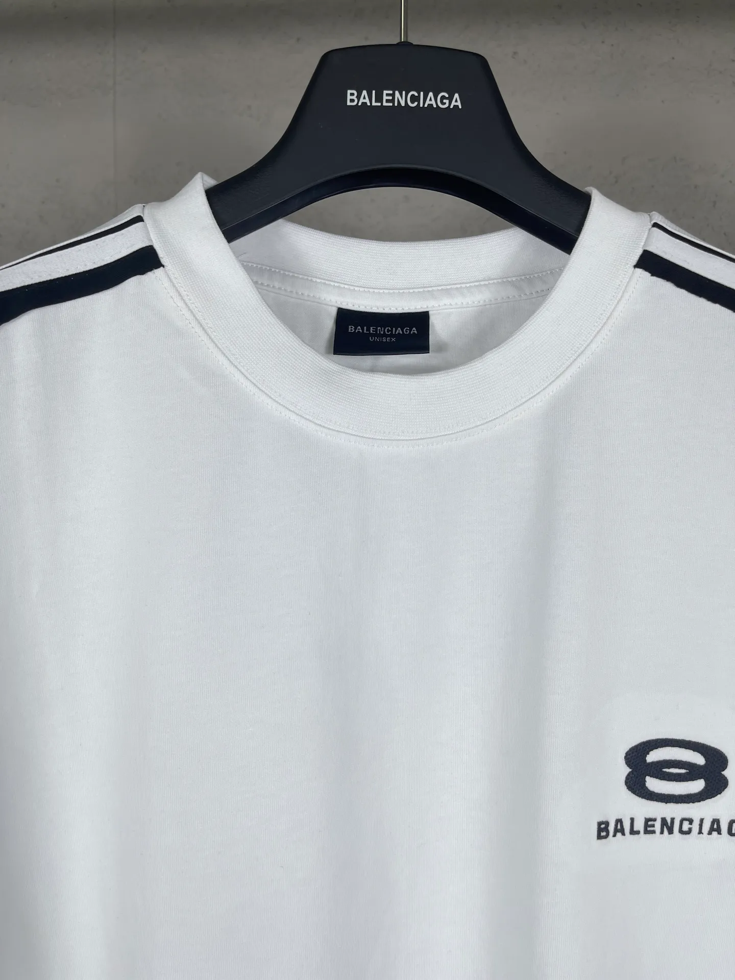 🅿️196 Detailed picture [Top version. Official website quality] BALENCI*GA/Paris SS25 latest model, raglan sleeves with color matching, drawstring, and classic LOGO short-sleeved T-shirt embroidered on the front left chest #Classic Fashion. Brick cabinets are synchronized and developed at the first time. The fabric is made of Paris ZP custom-woven and dyed cotton double yarn. Weighing 260 grams, the cloth surface is clean. The cloth pattern is clear, soft and comfortable. The threads are dyed with no color difference. The classic pattern embroidery is embroidered using an imported Tajima embroidery machine. The letters are clear, three-dimensional and without burrs. Jubie market produces pictures based on pictures. Welcome to compare. The version adopts OS loose shoulder design. Same style for men and women. Code: BL253685 Color: black, white Size: XS S M L