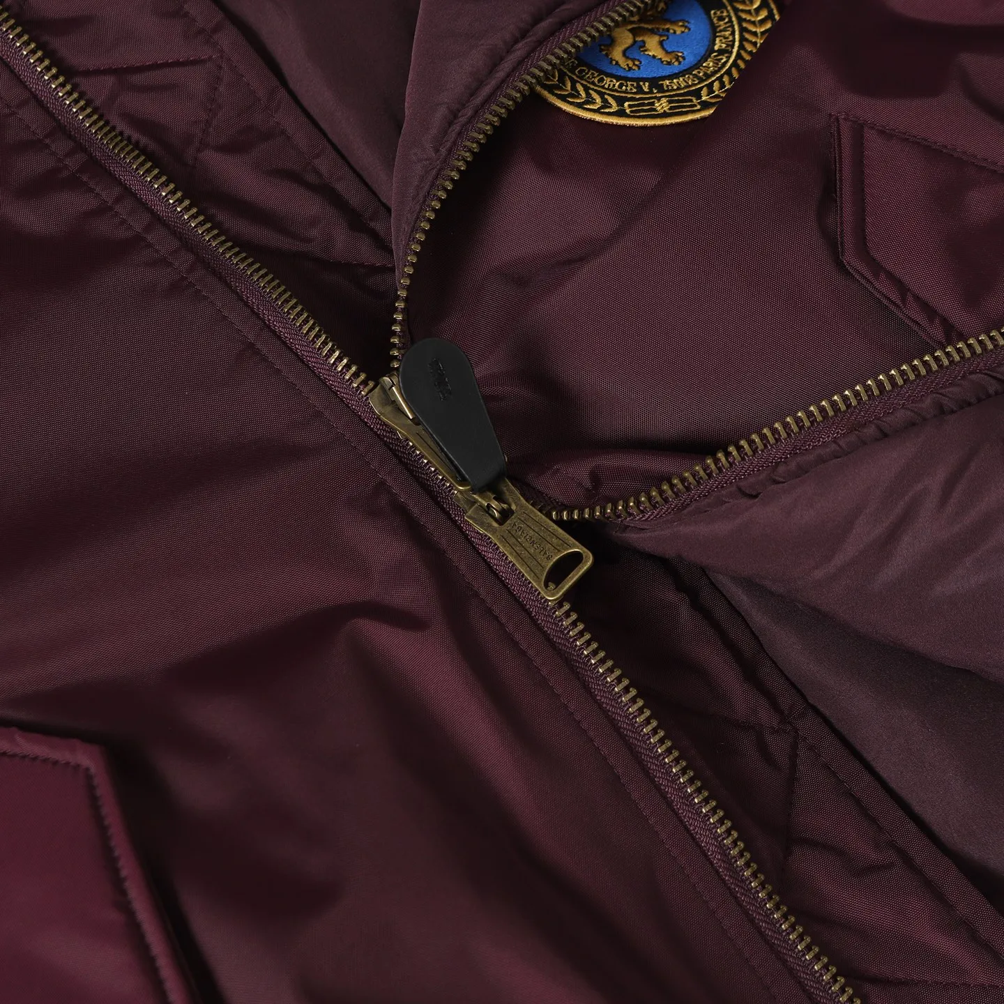 🅿️650 [Original quality] Balenciaga/Balenciaga patched bomber jacket. Customized dense-pore cold-pressed fiber nylon fabric and velvet cloud cotton sheet inside. Full texture. Thick and solid. Every inch contains heavy warmth. The warm light of burgundy purple is the main tone. It is flamboyant and restrained. The slightly dropped shoulder silhouette is flattering. The gold lion emblem patch is embellished on the chest, continuing the identity identification function of the badge. A silent statement when worn on the body. The lining and padding design highlights the wrapping effect and subtly combines the warmth of cotton clothing with the aesthetics of life. Leading the trend in the name of design. Process 1: Using imported machine embroidery technology. Using advanced computer control systems and precision mechanical components. Paris lion emblem patch embroidery operation with high precision and smooth and delicate lines. Process 2: Purely manual disassembly process after water. After completing the initial combination of the lining fabric and the cotton piece, the craftsman will make further adjustments and disassembly in the water. The lining fabric and the cotton piece can achieve a perfect combination, making the lining fabric and the cotton piece more closely combined, beautiful and neat. Process 3: Template machine bag opening. The preset template guides the position, shape and size of the bag opening. The accuracy ensures the quality of the bag opening effect. Accessories: Customized 1:1 Paris bronze alloy zipper. Customized 1:1 Paris leather pull tab. Customized 1:1 Paris nipple nails. Customized 1:1 Paris trademark. Version: Loose version. Size: XS/S/M