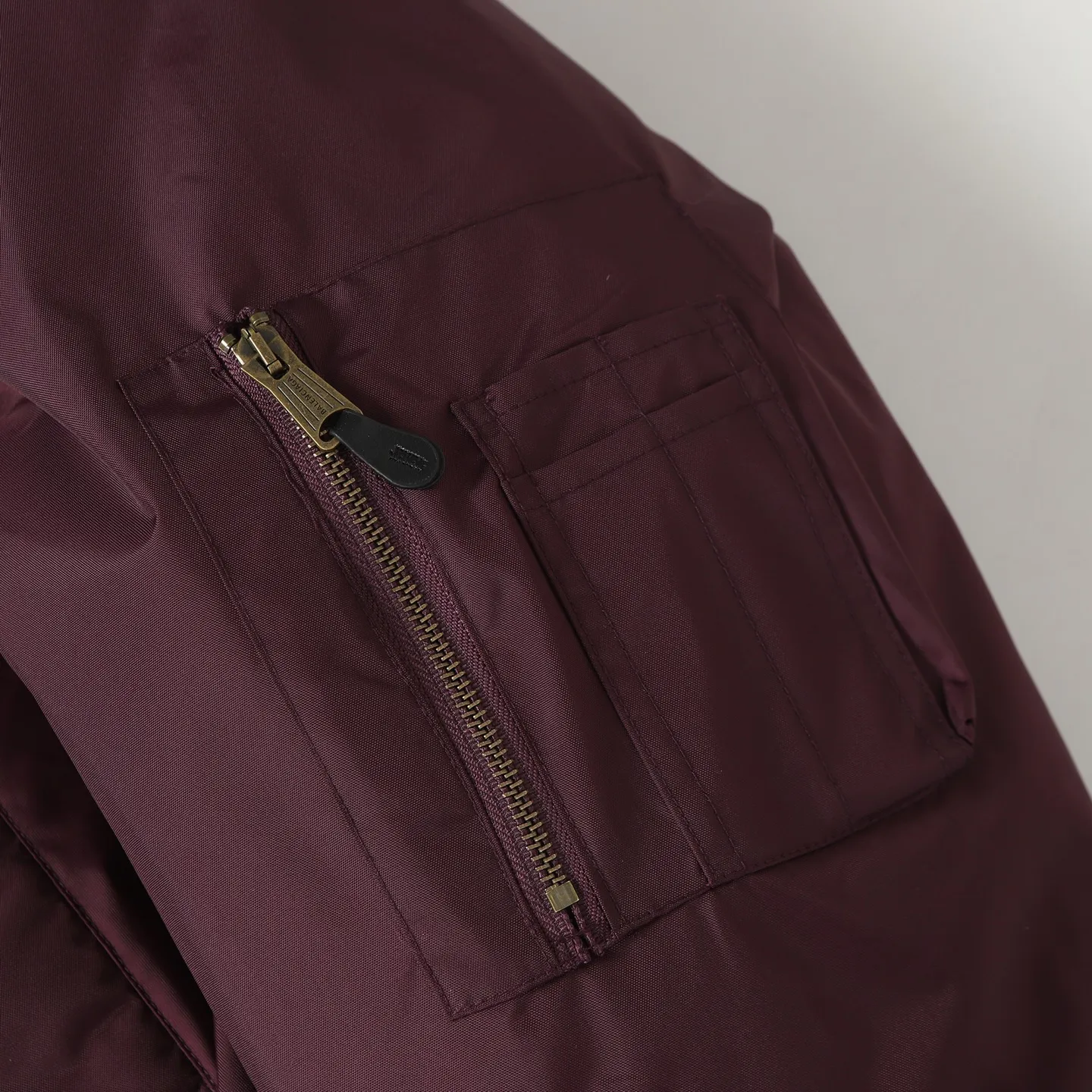 🅿️650 [Original quality] Balenciaga/Balenciaga patched bomber jacket. Customized dense-pore cold-pressed fiber nylon fabric and velvet cloud cotton sheet inside. Full texture. Thick and solid. Every inch contains heavy warmth. The warm light of burgundy purple is the main tone. It is flamboyant and restrained. The slightly dropped shoulder silhouette is flattering. The gold lion emblem patch is embellished on the chest, continuing the identity identification function of the badge. A silent statement when worn on the body. The lining and padding design highlights the wrapping effect and subtly combines the warmth of cotton clothing with the aesthetics of life. Leading the trend in the name of design. Process 1: Using imported machine embroidery technology. Using advanced computer control systems and precision mechanical components. Paris lion emblem patch embroidery operation with high precision and smooth and delicate lines. Process 2: Purely manual disassembly process after water. After completing the initial combination of the lining fabric and the cotton piece, the craftsman will make further adjustments and disassembly in the water. The lining fabric and the cotton piece can achieve a perfect combination, making the lining fabric and the cotton piece more closely combined, beautiful and neat. Process 3: Template machine bag opening. The preset template guides the position, shape and size of the bag opening. The accuracy ensures the quality of the bag opening effect. Accessories: Customized 1:1 Paris bronze alloy zipper. Customized 1:1 Paris leather pull tab. Customized 1:1 Paris nipple nails. Customized 1:1 Paris trademark. Version: Loose version. Size: XS/S/M