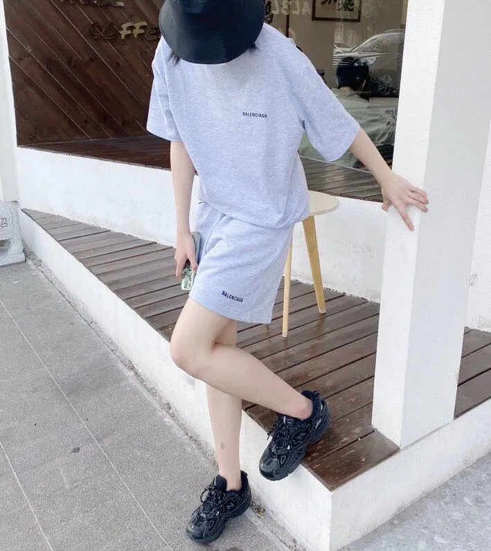 ♻️💯Refer to the model picture for the upper body❤️The top tested version of BALENCIAGA basic embroidered cotton loose shorts for men and women, the same fashion brand shorts. Fabric: Customized fish scale terry cotton fabric 440 grams, super heavy, ready-to-wear washed and soft to the touch. Printing: Japanese Tajima embroidery technology is used, the embroidery is accurate, the printing is meticulous and full, and there is no thread skipping. Accessories: Customized full set of BLCG accessories Color: dark brown, gray, black, white Size: XS-L P:310