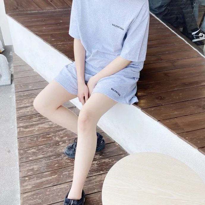 ♻️💯Refer to the model picture for the upper body❤️The top tested version of BALENCIAGA basic embroidered cotton loose shorts for men and women, the same fashion brand shorts. Fabric: Customized fish scale terry cotton fabric 440 grams, super heavy, ready-to-wear washed and soft to the touch. Printing: Japanese Tajima embroidery technology is used, the embroidery is accurate, the printing is meticulous and full, and there is no thread skipping. Accessories: Customized full set of BLCG accessories Color: dark brown, gray, black, white Size: XS-L P:310