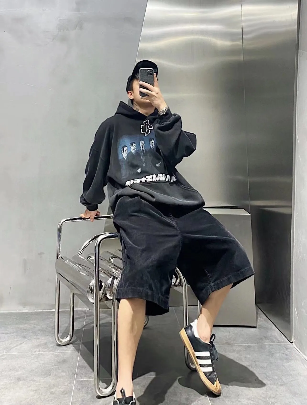 ♻️💯Reference model picture for the upper body❤️Spring and autumn top tested version Balenciaga SS21 German Rammstein band limited edition Balenciaga male and female couple star's same style pure cotton hoodie sweatshirt Custom-woven and dyed 550 grams of vulcanized black fabric The weight of the fabric after washing is up to 1kg /Imported Tajima embroidery The letters are clear /The fried sand process of ready-made clothes makes the fabric slightly white. The whole body positioning is broken. It is so trendy, contemporary, versatile and stylish! /Printing process: Kornit digital printing direct-injection white color is produced at the same time. There are few such machines and technologies in China! It will definitely not fall off. After being soaked in water at 70 degrees for 40 minutes, it did not fall off even after being rubbed with a hand! / The wash labels on the collar are all limited numbers [1-400 numbers] to ensure that each piece of clothing has a different number and is unique! / It takes a full month and a half from getting the sample to the finished product. You can imagine how difficult it is and our original intention. We never waver and must be authentic. Every piece of clothing is only shown to everyone after passing the inspection!  Quantity available, please take advantage of it! This is not just clothes, it is art and pursuit! In order to show the top tested version, the editor specially added a set of detailed supplementary pictures, all of which are original pictures without processing. OverSize version SIZE: XS-L P:530