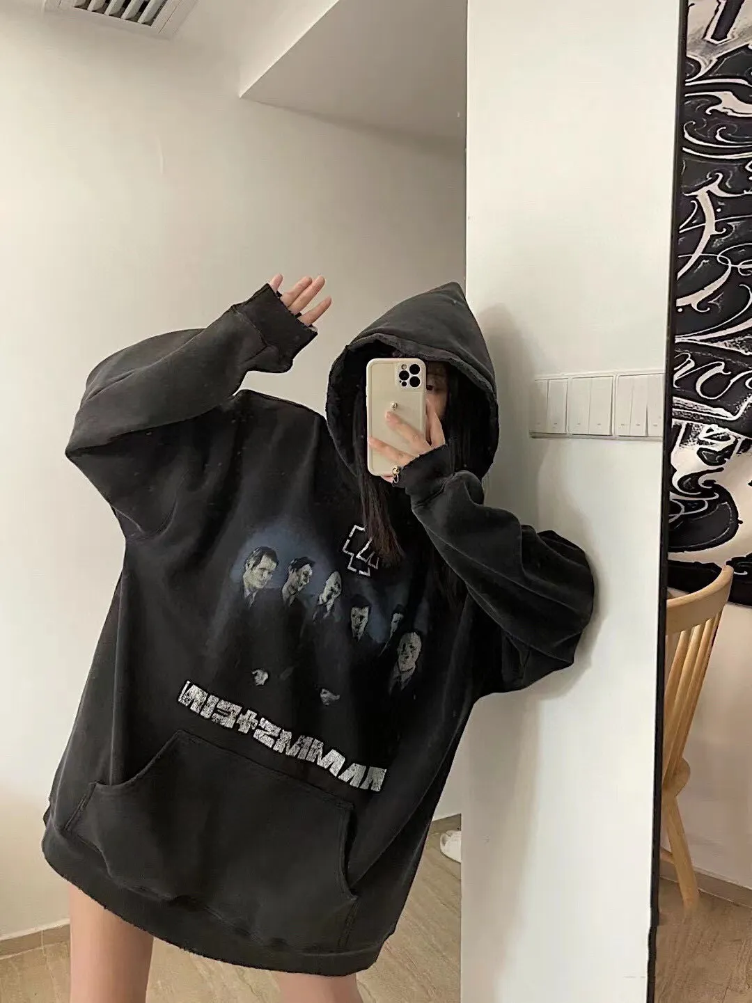 ♻️💯Reference model picture for the upper body❤️Spring and autumn top tested version Balenciaga SS21 German Rammstein band limited edition Balenciaga male and female couple star's same style pure cotton hoodie sweatshirt Custom-woven and dyed 550 grams of vulcanized black fabric The weight of the fabric after washing is up to 1kg /Imported Tajima embroidery The letters are clear /The fried sand process of ready-made clothes makes the fabric slightly white. The whole body positioning is broken. It is so trendy, contemporary, versatile and stylish! /Printing process: Kornit digital printing direct-injection white color is produced at the same time. There are few such machines and technologies in China! It will definitely not fall off. After being soaked in water at 70 degrees for 40 minutes, it did not fall off even after being rubbed with a hand! / The wash labels on the collar are all limited numbers [1-400 numbers] to ensure that each piece of clothing has a different number and is unique! / It takes a full month and a half from getting the sample to the finished product. You can imagine how difficult it is and our original intention. We never waver and must be authentic. Every piece of clothing is only shown to everyone after passing the inspection!  Quantity available, please take advantage of it! This is not just clothes, it is art and pursuit! In order to show the top tested version, the editor specially added a set of detailed supplementary pictures, all of which are original pictures without processing. OverSize version SIZE: XS-L P:530