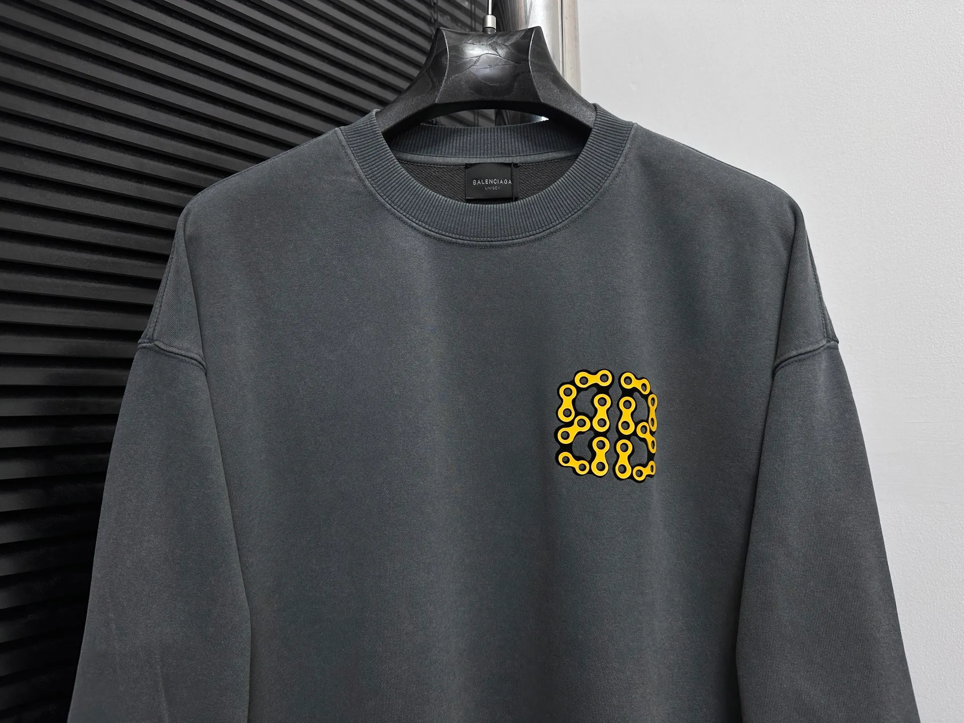🅿️310 [BALENCIaGA] Paris washed round neck sweatshirt. The fabric is made of 400g Paris-specific double yarns* high weight double yarn ribs, washed and distressed. It has a better hand feel and texture. It is not easy to deform, not easy to shrink, not easy to fade, and maintains long-term beauty. The same style for men and women! ! Size: S-XL