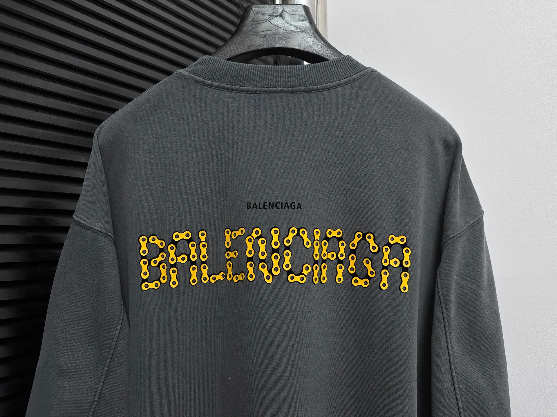 🅿️310 [BALENCIaGA] Paris washed round neck sweatshirt. The fabric is made of 400g Paris-specific double yarns* high weight double yarn ribs, washed and distressed. It has a better hand feel and texture. It is not easy to deform, not easy to shrink, not easy to fade, and maintains long-term beauty. The same style for men and women! ! Size: S-XL