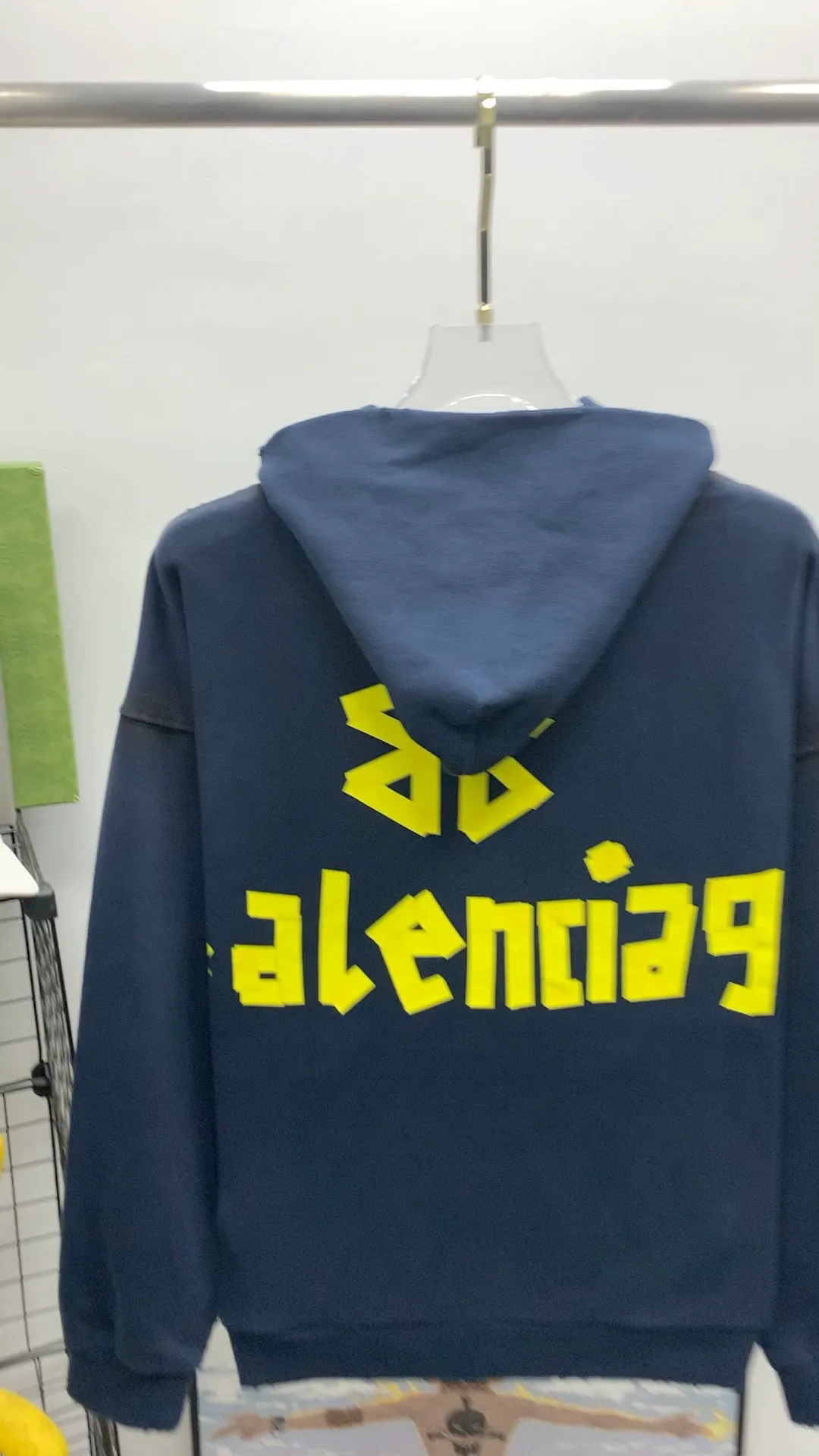 Real shot video on the back——- Top tested version Balenciaga 23SS textured paper printed letter double-sided logo hooded loose hooded sweatshirt This hoodie has a very interesting and cute design. The kangaroo pocket on the front of the large body is a reverse cut design. The double side pockets are hollowed out, which means that the front view actually deceives your vision. The real pockets are sewn on the terry bottom on the reverse side. It is time-consuming and labor-intensive, but it is the core theme that cannot be ignored in the entire hoodie. In the same detail, the double side pockets are hemmed and stitched with holes; 480g heavyweight pure cotton fabric with fine and small terry bottom. After heavy mud dyeing and washing, the fabric still has a thick foundation and is comfortable and soft. The front and back are double-sided textured paper transfer LOGO and the front and back are printed in different colors. The loose and dropped shoulders are designed for both men and women. This style is also very suitable for girls to match. It can easily create a lazy and casual street feel of the United States and France; Many parts of the body have been hand-grinded with holes. Traces of muddy dyeing can be seen on the neckline, shoulder line, and side cuff splicing. However, the visual effect transition is natural and soft without any dirty feeling. The old effect of the entire hoodie is excellent. The cuff threads are color-matched and custom-woven; the packaging is master-washed and customized. New gray silver letters as the main logo. The dropped shoulder model does not include shoulder width. The version is Kanye's American style. Short and wide street casual version. From short sleeves to sweatshirts, this style is definitely not to be missed. Color: Mud-dyed custom-woven sea blue Size: XS-S-M (can be worn by both men and women, OS loose shoulder) P:510