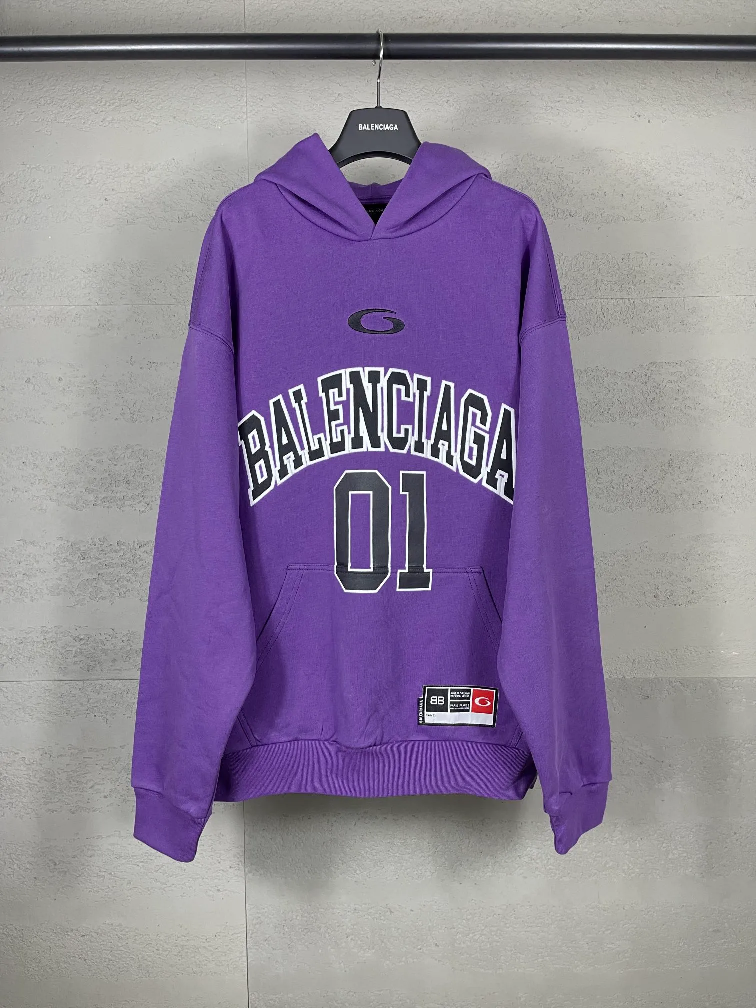🅿️350 Actual pictures [Top version. Official website quality] BALENCI*GA/Paris.SS25 latest basketball uniform embroidered printed hooded long-sleeved sweatshirt. The front embroidery is embroidered and printed using a Tajima computer embroidery machine, the lower left corner is stamped, and the back piece is printed. The brick cabinets are synchronized. The authentic product is developed at the first time. The fabric is made of Paris ZP custom-woven and dyed cotton sweatshirt. Weighing 460 grams, the cloth surface is clean. The cloth pattern is clear, soft and comfortable. The threads are dyed with no color difference. The printing uses environmentally friendly imported materials, the letters are clear and the effect is three-dimensional. The version adopts OS loose shoulder design. Same style for men and women. Code: BL258959 Color: Black Purple Blue Green Size: XS S M L