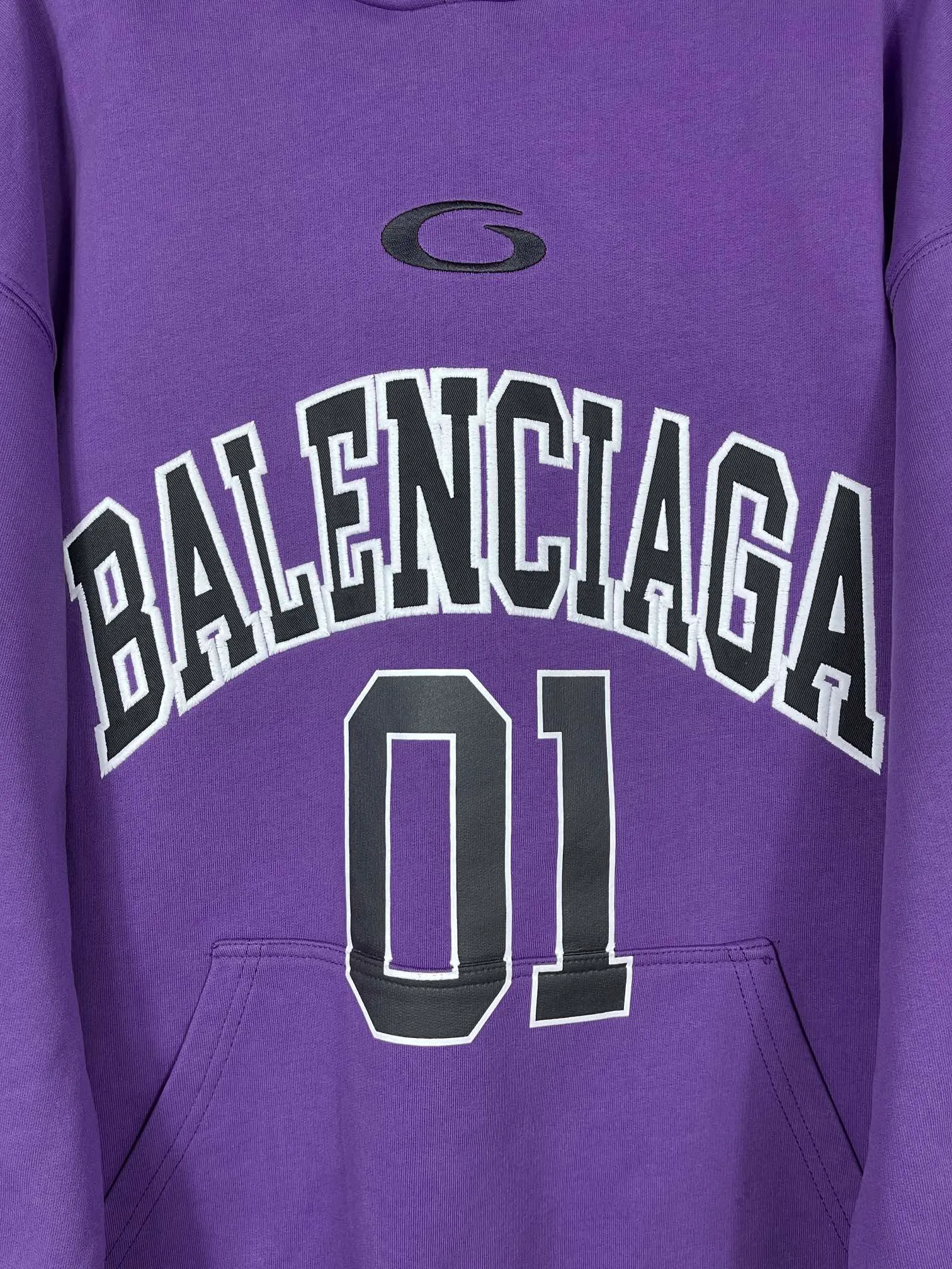 🅿️350 Actual pictures [Top version. Official website quality] BALENCI*GA/Paris.SS25 latest basketball uniform embroidered printed hooded long-sleeved sweatshirt. The front embroidery is embroidered and printed using a Tajima computer embroidery machine, the lower left corner is stamped, and the back piece is printed. The brick cabinets are synchronized. The authentic product is developed at the first time. The fabric is made of Paris ZP custom-woven and dyed cotton sweatshirt. Weighing 460 grams, the cloth surface is clean. The cloth pattern is clear, soft and comfortable. The threads are dyed with no color difference. The printing uses environmentally friendly imported materials, the letters are clear and the effect is three-dimensional. The version adopts OS loose shoulder design. Same style for men and women. Code: BL258959 Color: Black Purple Blue Green Size: XS S M L
