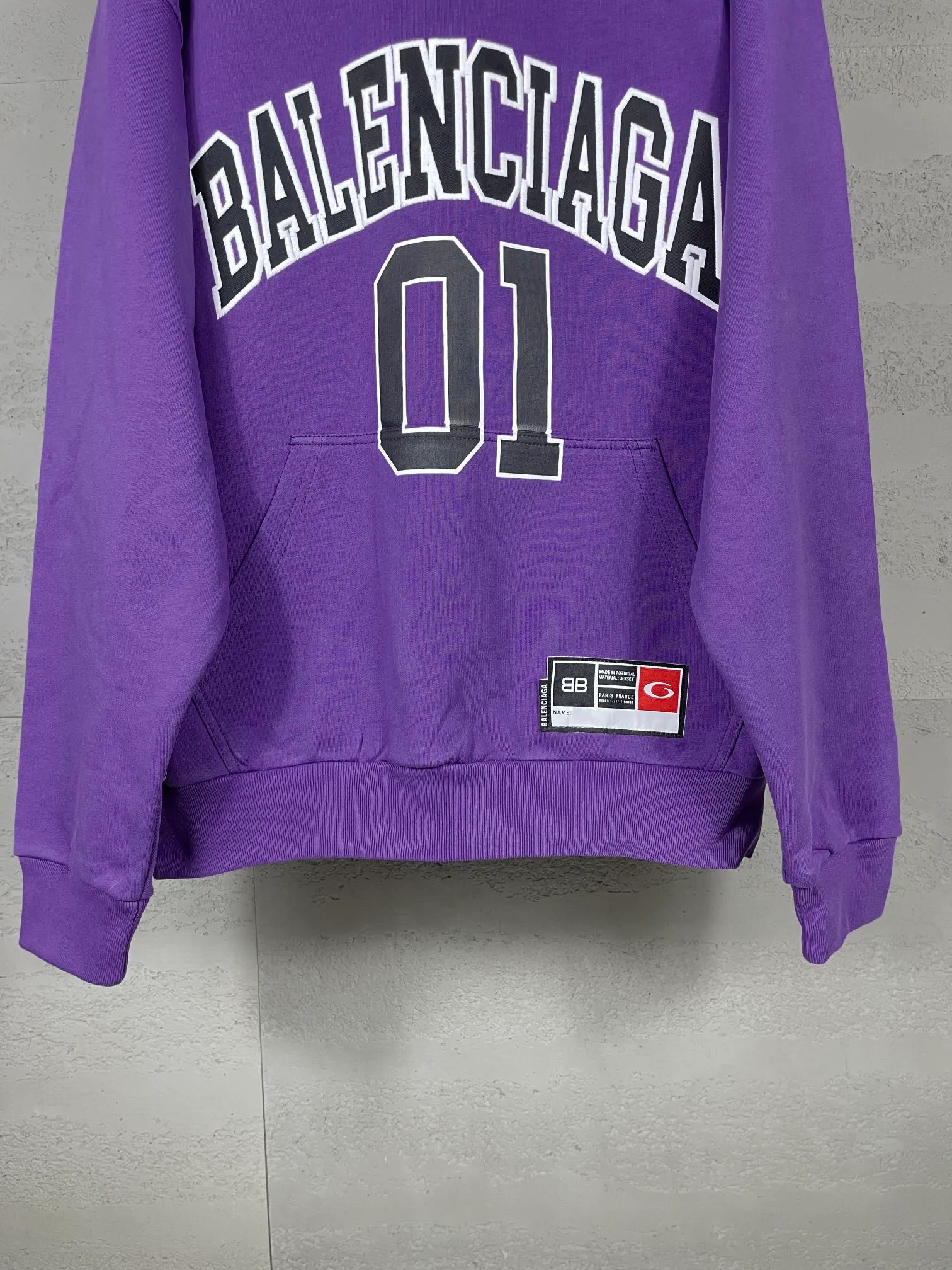 🅿️350 Actual pictures [Top version. Official website quality] BALENCI*GA/Paris.SS25 latest basketball uniform embroidered printed hooded long-sleeved sweatshirt. The front embroidery is embroidered and printed using a Tajima computer embroidery machine, the lower left corner is stamped, and the back piece is printed. The brick cabinets are synchronized. The authentic product is developed at the first time. The fabric is made of Paris ZP custom-woven and dyed cotton sweatshirt. Weighing 460 grams, the cloth surface is clean. The cloth pattern is clear, soft and comfortable. The threads are dyed with no color difference. The printing uses environmentally friendly imported materials, the letters are clear and the effect is three-dimensional. The version adopts OS loose shoulder design. Same style for men and women. Code: BL258959 Color: Black Purple Blue Green Size: XS S M L
