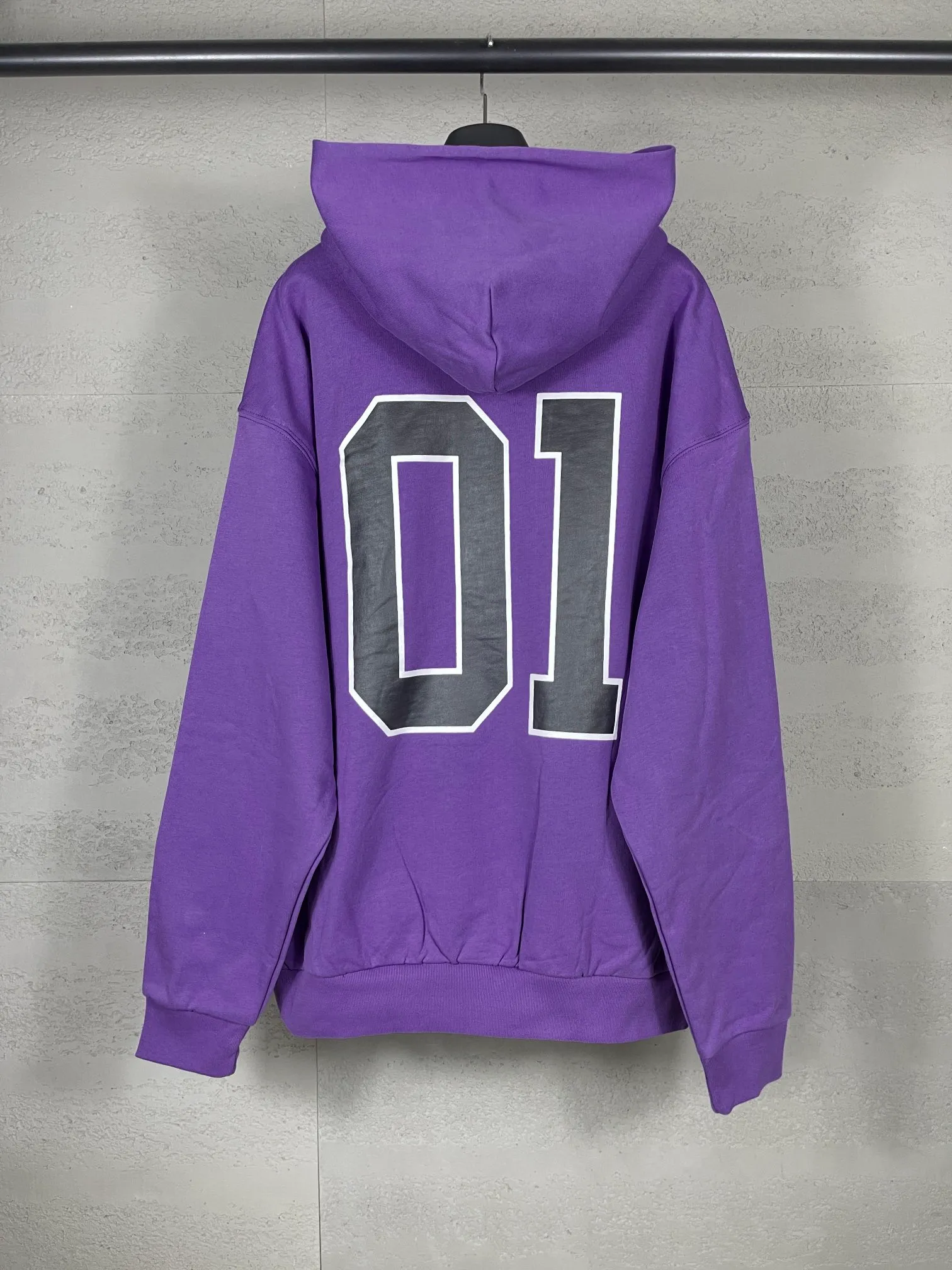 🅿️350 Actual pictures [Top version. Official website quality] BALENCI*GA/Paris.SS25 latest basketball uniform embroidered printed hooded long-sleeved sweatshirt. The front embroidery is embroidered and printed using a Tajima computer embroidery machine, the lower left corner is stamped, and the back piece is printed. The brick cabinets are synchronized. The authentic product is developed at the first time. The fabric is made of Paris ZP custom-woven and dyed cotton sweatshirt. Weighing 460 grams, the cloth surface is clean. The cloth pattern is clear, soft and comfortable. The threads are dyed with no color difference. The printing uses environmentally friendly imported materials, the letters are clear and the effect is three-dimensional. The version adopts OS loose shoulder design. Same style for men and women. Code: BL258959 Color: Black Purple Blue Green Size: XS S M L