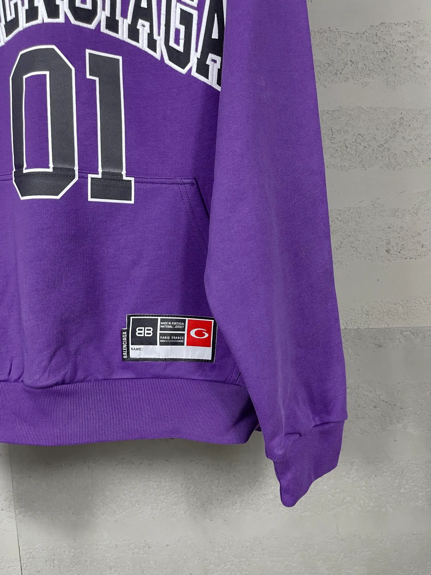 🅿️350 Actual pictures [Top version. Official website quality] BALENCI*GA/Paris.SS25 latest basketball uniform embroidered printed hooded long-sleeved sweatshirt. The front embroidery is embroidered and printed using a Tajima computer embroidery machine, the lower left corner is stamped, and the back piece is printed. The brick cabinets are synchronized. The authentic product is developed at the first time. The fabric is made of Paris ZP custom-woven and dyed cotton sweatshirt. Weighing 460 grams, the cloth surface is clean. The cloth pattern is clear, soft and comfortable. The threads are dyed with no color difference. The printing uses environmentally friendly imported materials, the letters are clear and the effect is three-dimensional. The version adopts OS loose shoulder design. Same style for men and women. Code: BL258959 Color: Black Purple Blue Green Size: XS S M L