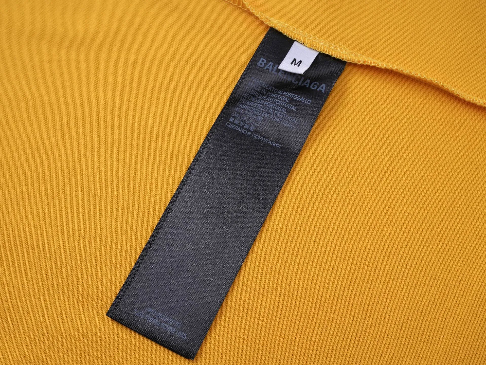 🅿️170 photos [Top version. Official website quality] BALENCI*GA/Paris. SS25 latest model, Paris co-branded Scholl printed short-sleeved T-shirt. Brick cabinet synchronization. Genuine product developed at the first time, welcome to compare! The fabric is made of Paris ZP custom-woven and dyed cotton double yarn. Weighing 260 grams, the cloth surface is clean. The cloth pattern is clear, soft and comfortable. The threads are dyed with no color difference. The printing uses environmentally friendly imported rubber paddles. The letters are clear and the effect is three-dimensional. The version adopts OS loose shoulder design. Same style for men and women. Code: BL253688 Color: black, yellow Size: XS S M L