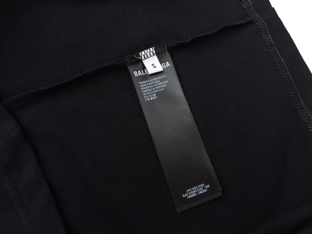 🅿️180 Detail Picture [Top version. Official website quality] BALENCI*GA/Paris BALENCI*GA#520. Limited to the latest model, 520 love. Short-sleeved T-shirt with embroidered LOGO on the neck. Brick cabinet synchronization. The fabric is made of Paris ZP custom-woven and dyed 100% cotton double yarn compact cotton. The weight is 260 grams. The cloth surface is clean. The cloth pattern is clear. Soft and comfortable. Good color fastness. Not easy to change color. The threads are woven and dyed with no color difference. The printing uses computer direct printing, and the rib embroidery on the back collar has a three-dimensional effect. The version adopts the OS loose shoulder style. Same style for men and women. Code: BL223105 Color: black, off-white, pink Size: XS to L