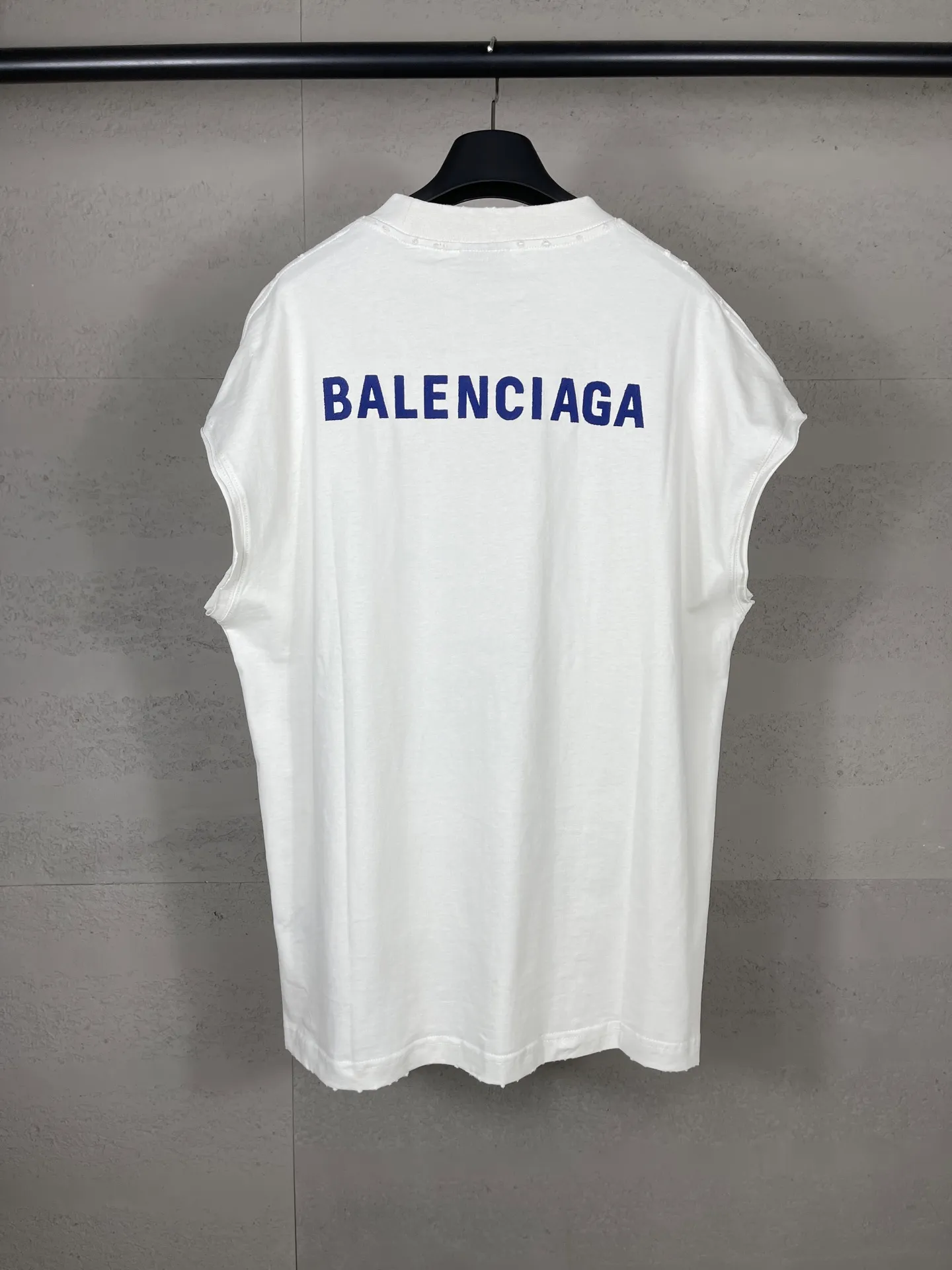 🅿️170 real photos [Top version. Official website quality] BALENCI*GA/25 new model. Distressed sleeveless T-shirt with Paris LOGO embroidery on the front and back #SS25 latest style. Research and development at the first time, different market currencies. Comparisons welcome. The fabric is made of Paris ZP custom-woven and dyed cotton double yarn. Weighing 260 grams, the cloth surface is clean. The cloth pattern is clear, soft and comfortable. The threads are dyed with no color difference. The embroidery is done with embroidery machines imported from Tajima, and the garments are washed and worn to make them look old. Jubie market currency. Welcome to compare. The version adopts OS loose shoulder design. Same style for men and women. Code: BL253695 Color: Beige Size: XS S M L
