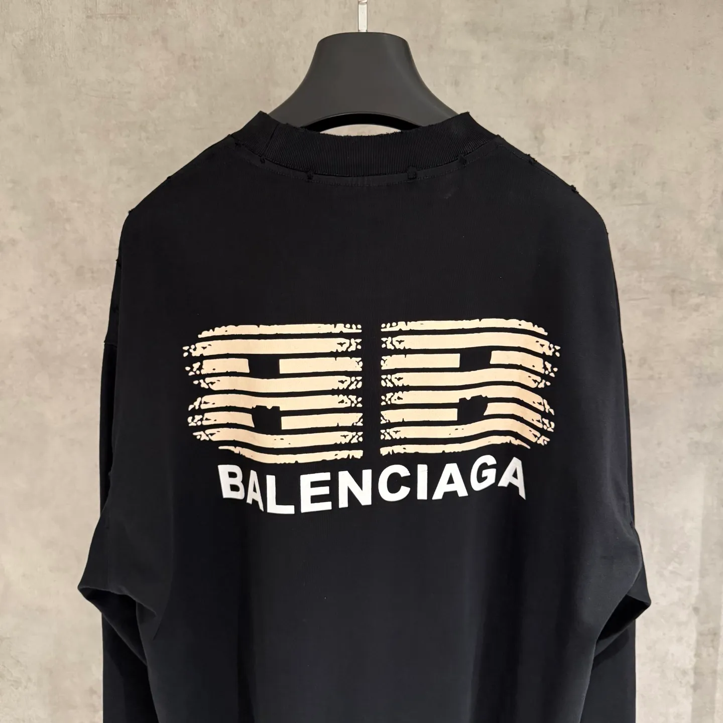🅿️350 [Strict quality control] Balenciaga 25ss three-dimensional foam printed short-sleeved T-shirt. The fabric is made of 420g pure cotton fabric with Salona thread. The pattern uses three-dimensional foam printing technology to perfectly present the original version. Ready-to-wear printing after washing. Full body positioning and frayed detail processing. Customized hardware. Thread. Accessories. Matching. Same style for men and women. Black, white and gray 3 colors. Code number: M-2xl.