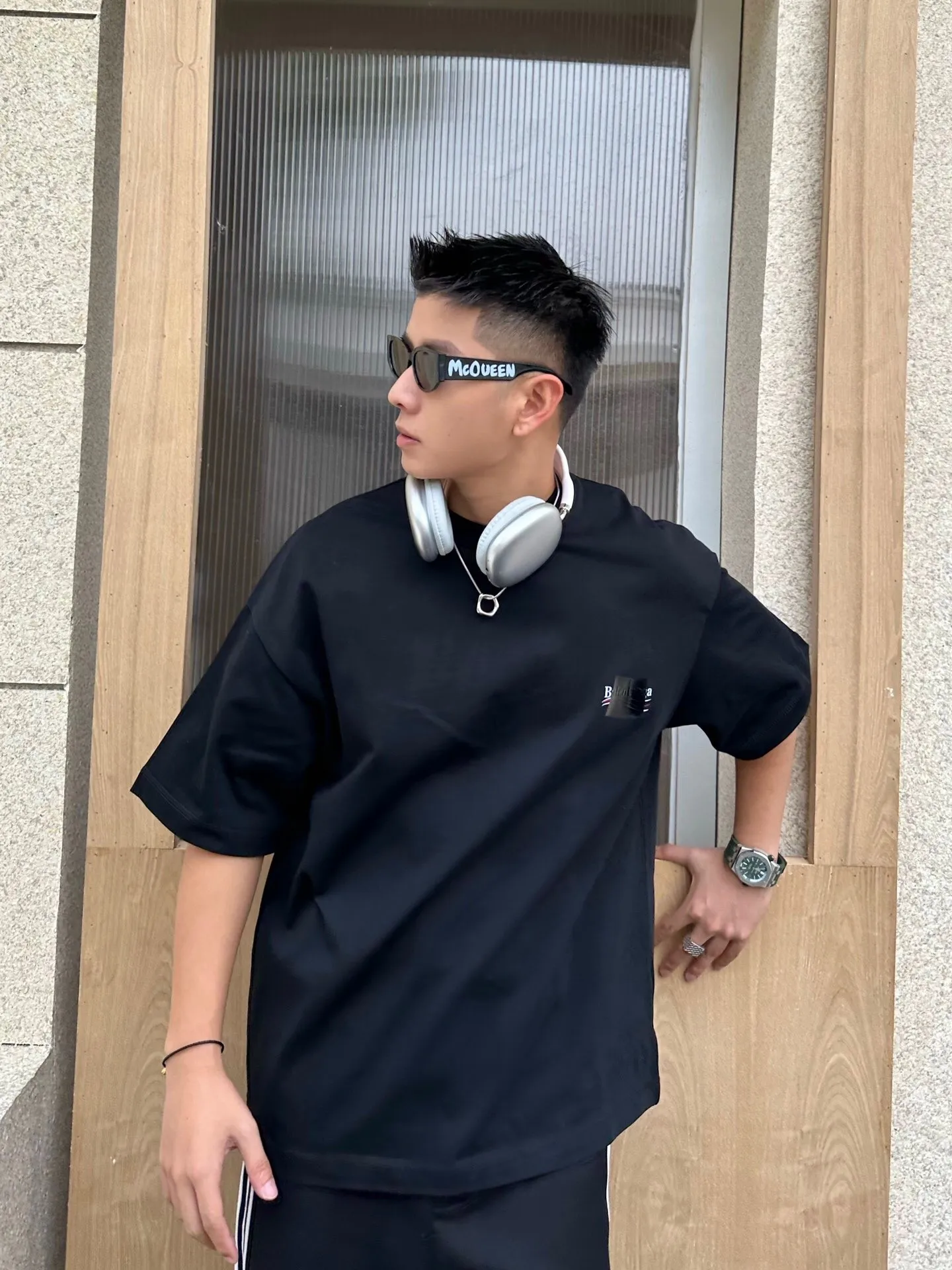 ♻️💯Reference model picture for the upper body❤️The top tested version of Balenciaga BALENCIAGA Cola Melang Tape Black Laminated Embroidery Male and Female Couple Celebrity Same Style New Short Sleeve T-shirt Original 4.2K Purchase Version, Dust-free White and Black Fabric, Three-dimensional Embroidery Technology, and TPU Lettering Film Lamination Technology. 280g combed cotton fabric. The classic Coke logo embroidery design was selected based on the original embroidery color. After many comparisons, it was finally decided to use imported mercerized light dyeing to best restore the color difference effect consistent with the original version. The front and rear panels are embroidered with the classic Coke logo. The embroidery design on the front panel is relatively delicate. After many adjustments, it is difficult to restore the effect. Bright black TPU lettering film positioning adhesive polyurethane thermoplastic elastomer, also known as thermoplastic polyurethane rubber or TPU for short. TPU is an emerging plastic variety with good processability, weather resistance, and environmental protection. The laser film cutting machine can design the pattern according to the computer software, and then use the heat press tool to position and transfer the print. After transfer, a uniform square dark pattern is produced, and the film material and the body of the garment create a texture contrast. Based on the embroidery, the positioning and gluing process is used to cover the original embroidery pattern to create a three-dimensional visual effect. Oversize loose version Oversize loose silhouette design, basic round neckline, dropped shoulder line, vertical pit woven code from top to bottom, collar, cuffs, and hem all have ruffles for windproof effect, sleeve length is longer than conventional sweaters to highlight the details. The thickness of the ready-made garment is the same as the original version, and it is additionally shaped to make the upper body wider and not easily deformed. Customized brand's latest color folded main logo, full set of new accessories Color: Black Size: XS-L P:260
