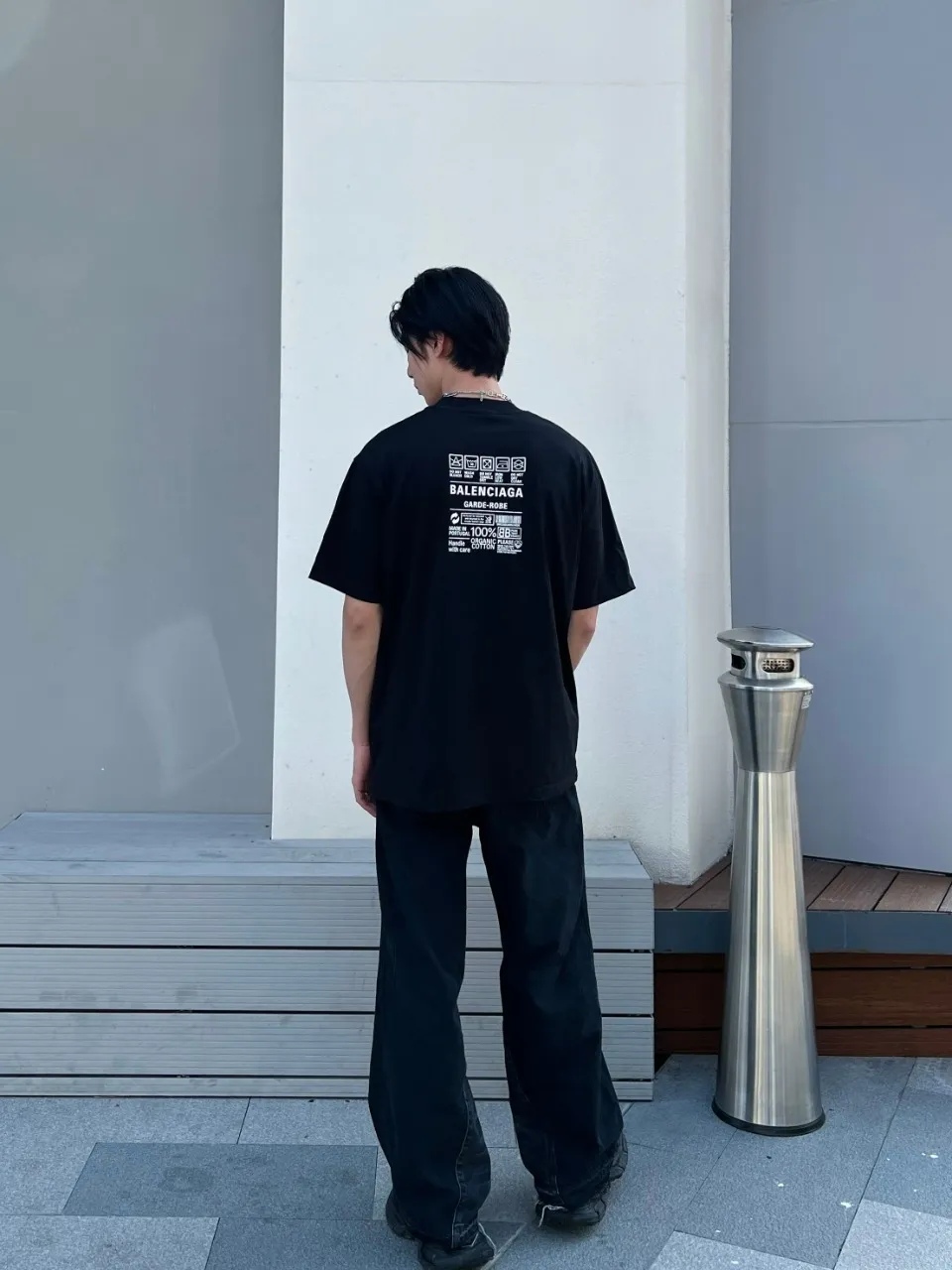 ♻️💯Upper body reference model picture❤️Top tested version Balenciaga environmental logo arrow three-color loose breathable cotton short-sleeved T-shirt BLCG is one of the most influential brands in the fashion industry. Founded in 1919 by Cristóbal Balenciaga and settled in Paris in 1936, he led many important fashion movements between 1930 and 1968. The representative ready-to-wear series reflects the identity of the brand - Fabric: Made of 32-count double yarn, 260-gram weight fabric, imported knitted needle carded cotton, with moderate thickness, drape and contour - The front printing screen plate is hand-printed, and the 3D full-color scanned pattern is made into film to ensure the highest degree of printing pattern restoration. The upper and lower LOGO printing has a strong touch texture. The printing material uses environmentally friendly active water slurry and anti-sublimation liquid as the base. The garment is resistant to washing and does not desizing. Color: black and white size: XS-L P:240