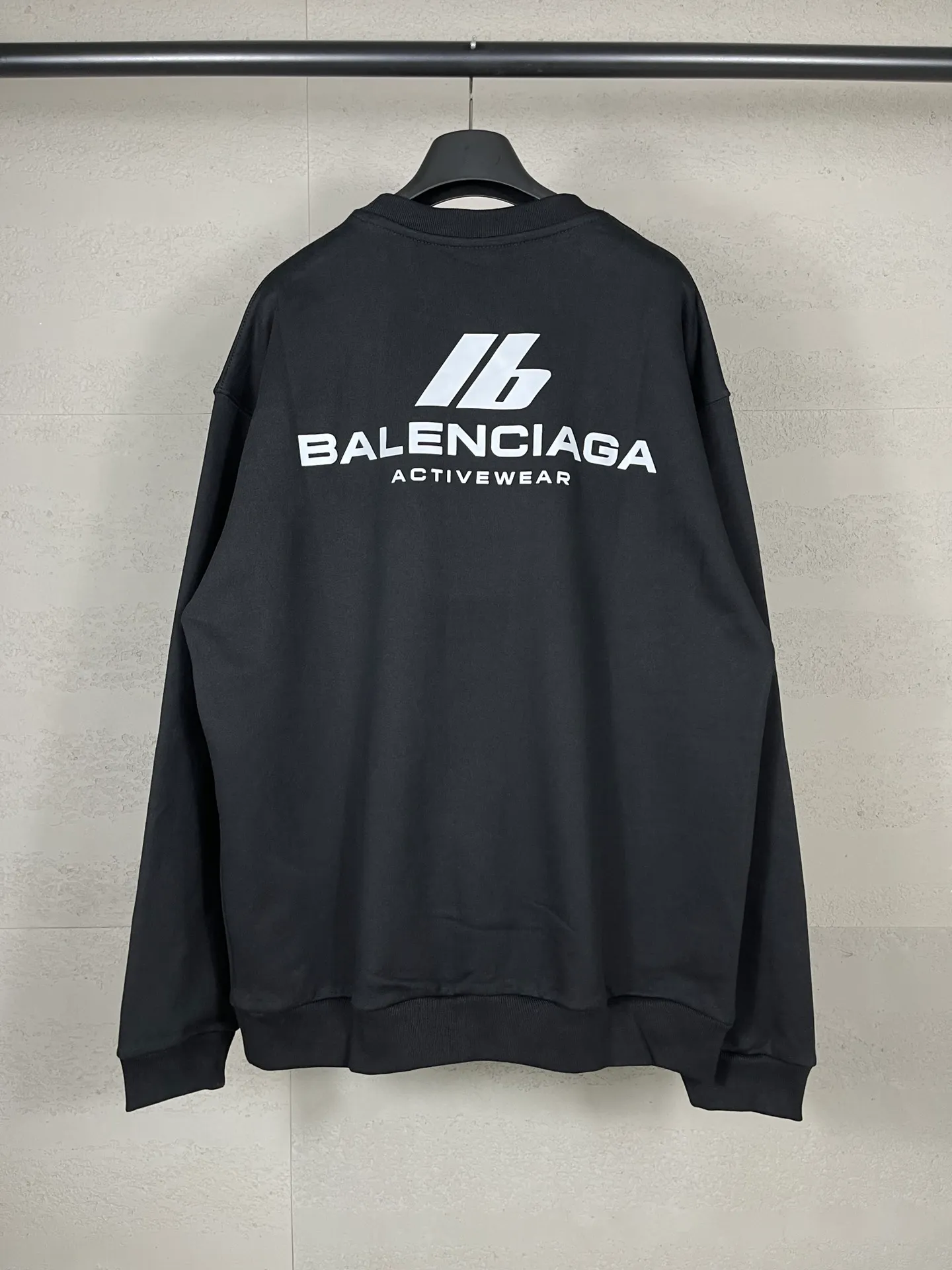 🅿️270 real photos [Top version. Official website quality] BALENCI*GA/Paris. 2024 new model. Front and rear LOGO reflective letter round neck sweatshirt, brick cabinet synchronization. Genuine product developed at the first time, welcome to compare! The fabric is made of Paris ZP custom-woven and dyed cotton terry sweatshirt. Weighing 460 grams, the cloth surface is clean. The cloth pattern is clear, soft and comfortable. The threads are dyed with no color difference. Get reflective film beforehand. The effect will be three-dimensional. Restore the brick cabinet. Different market currency, welcome to compare, the version adopts OS loose shoulder version. Same style for men and women Coding: BL235580 Color: black, off-white Size: XS S M L